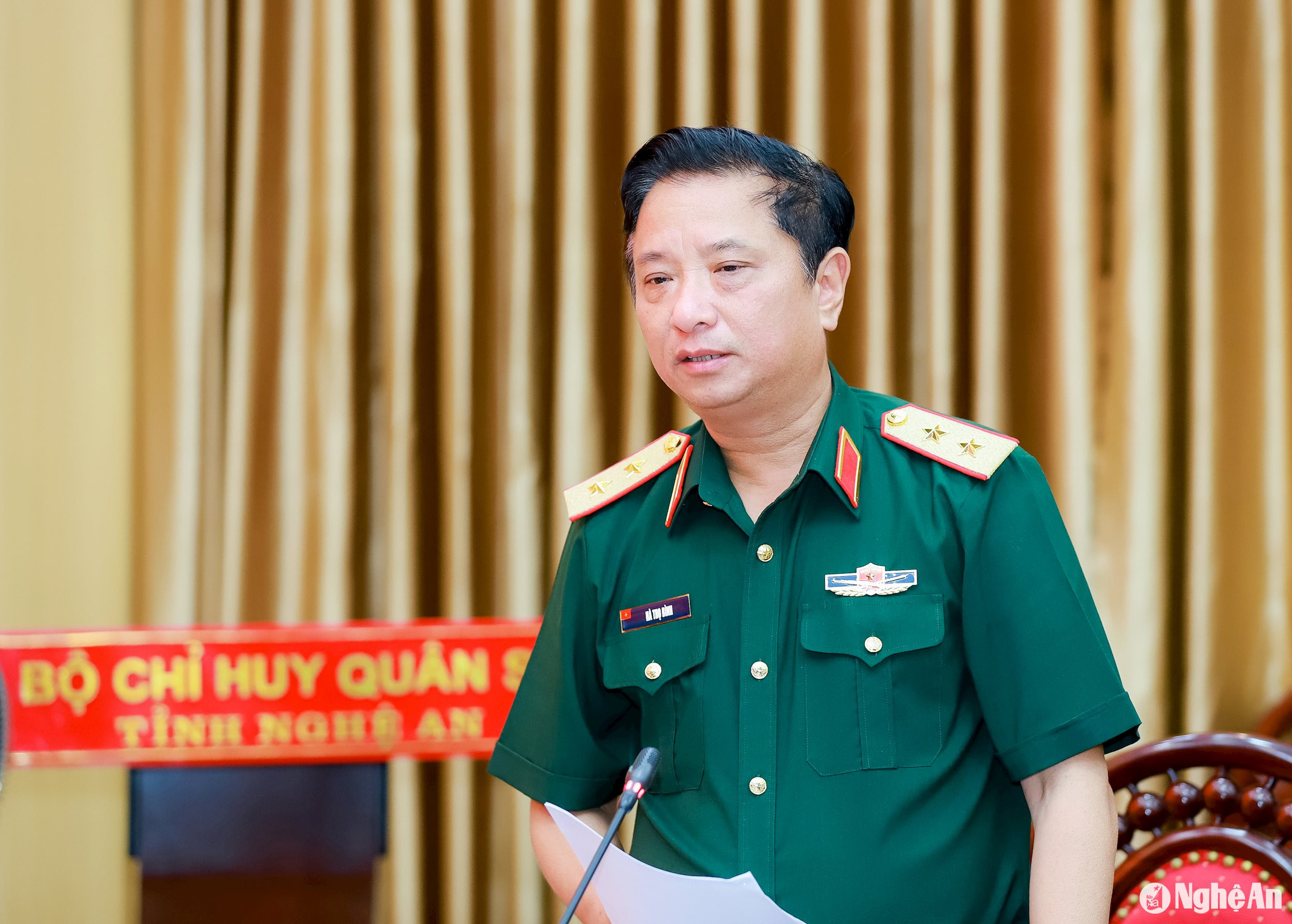 Trung tướng Hà Thọ Bình - Phó Bí thư Đảng ủy, Tư lệnh Quân khu 4 phát biểu chỉ đạo hội nghị. Ảnh: Thành Duy
