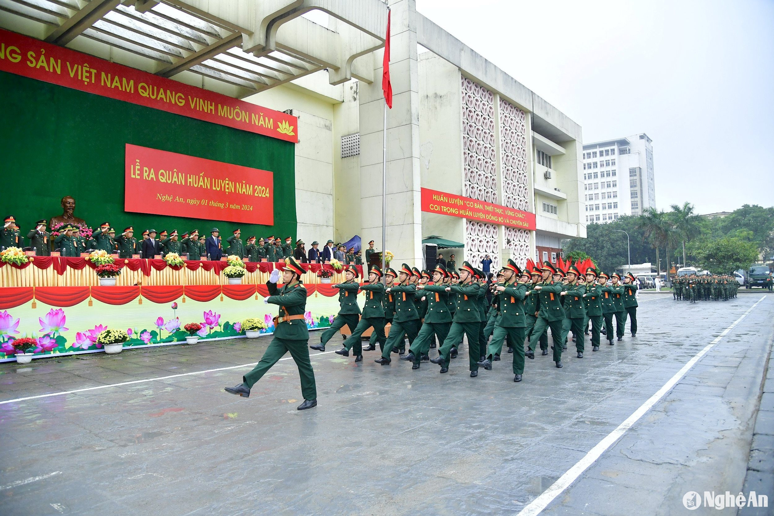Lực lượng vũ trang tỉnh Nghệ An diễu binh tại Lễ ra quân huấn luyện năm 2024. Ảnh Hoàng Anh