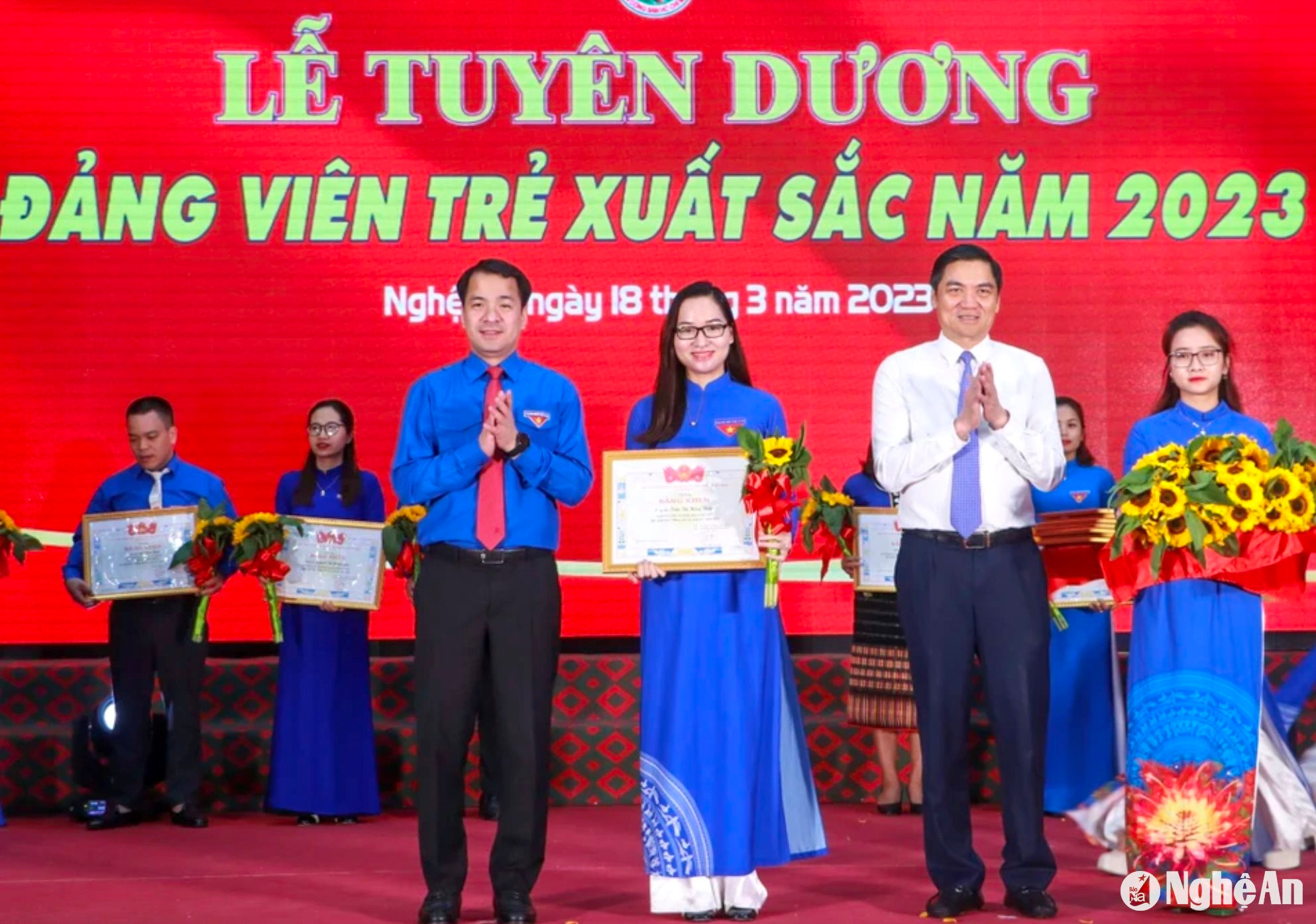 Trần Thị Hồng Thắm (giữa) đạt giải Ba Khởi nghiệp nông nghiệp của tỉnh 2022 và là đảng viên xuất sắc năm 2023 Ảnh NVCC
