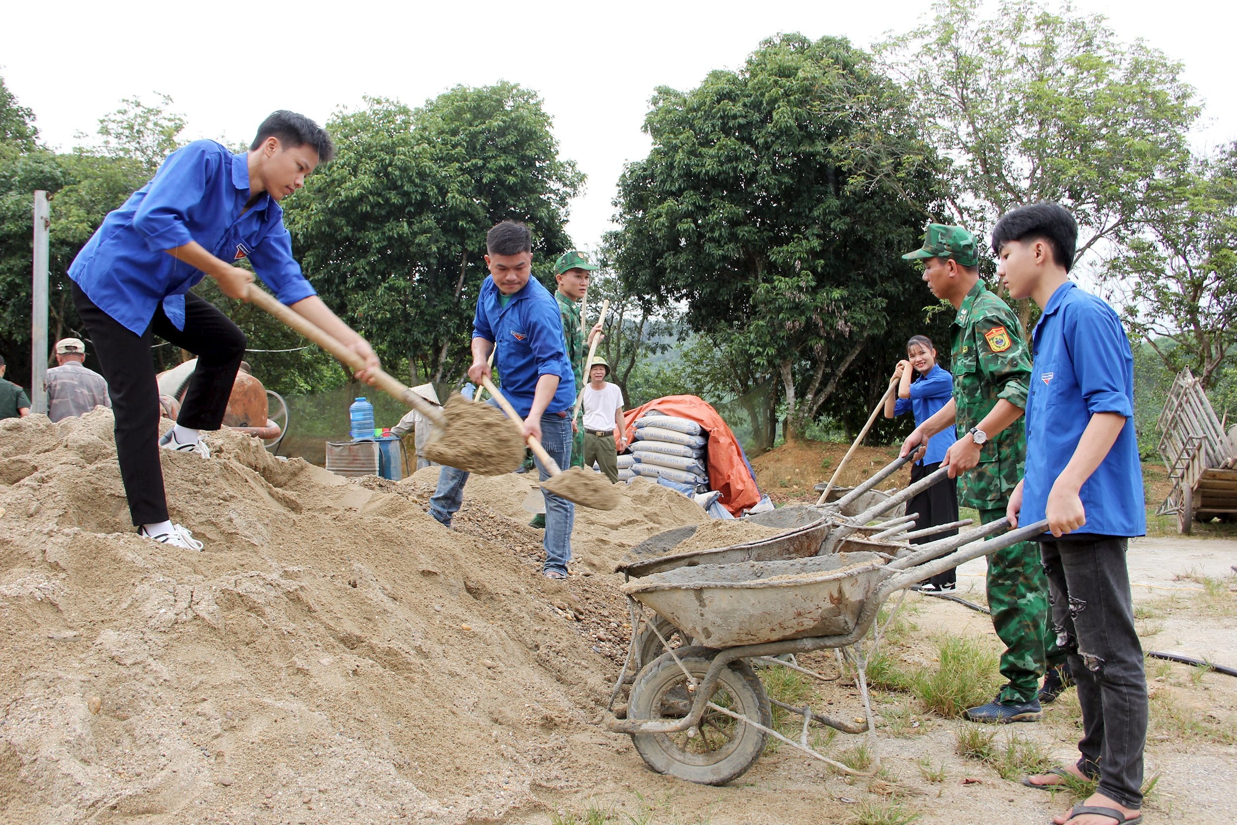 Ảnh 2: Tuổi trẻ huyện Con Cuông triển khai xây dựng sân chơi thiếu nhi tại xã Châu Khê ngay sau lễ ra quân Chiến dịch Thanh niên tình nguyện hè 2024.