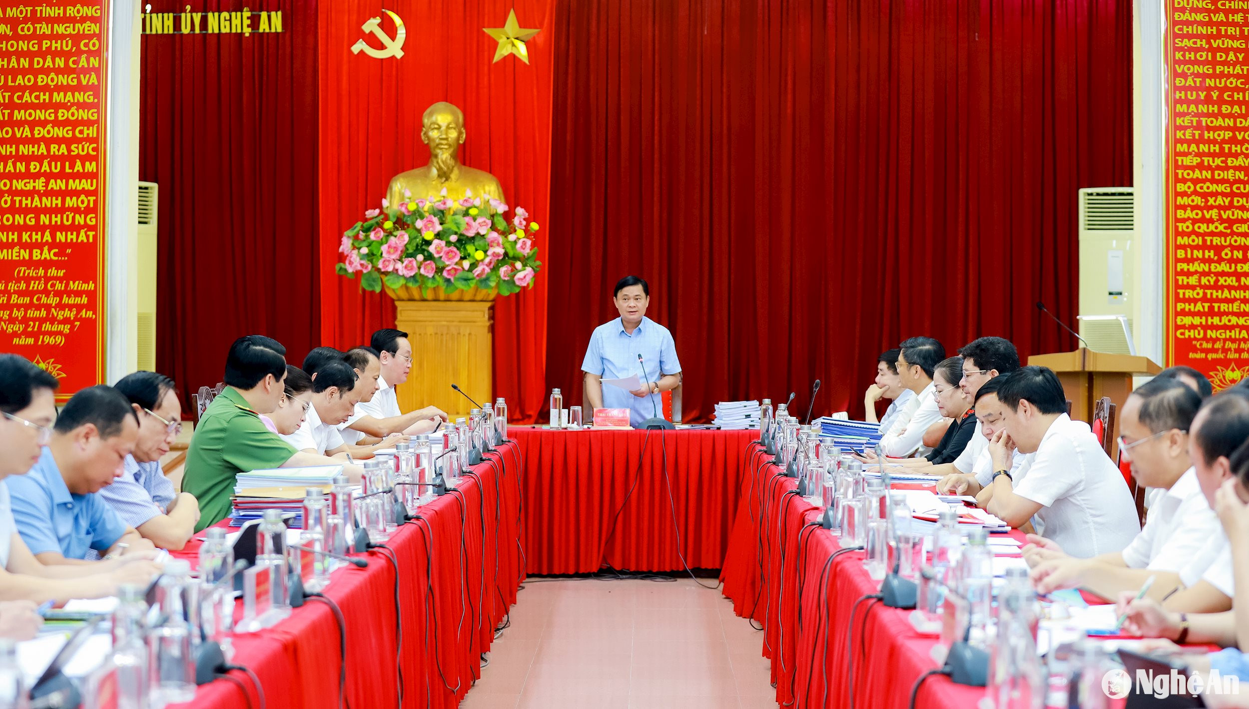 Quang cảnh phiên họp thường kỳ tháng 6/2024 của Ban Thường vụ Tỉnh ủy Nghệ An. Ảnh: Thành Duy