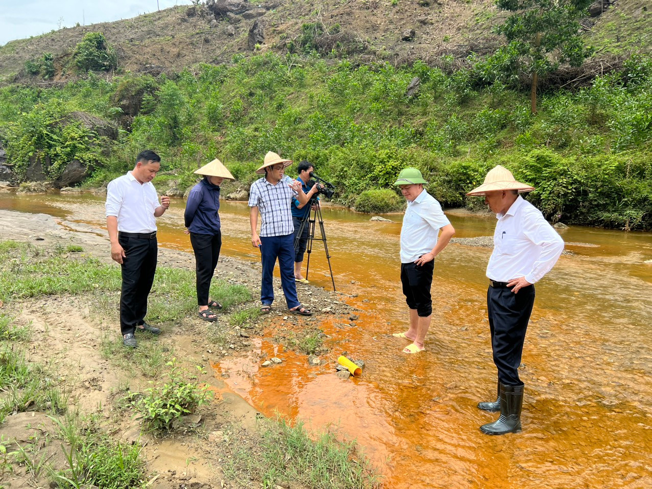 Đồng chí Quán Vy Giang, PCT UBND huyện Quỳ Hợp trực tiếp kiểm tra, chỉ đạo công tác khắc phục và truy tìm nguyên nhân gây đục nước và cá chết bất thường