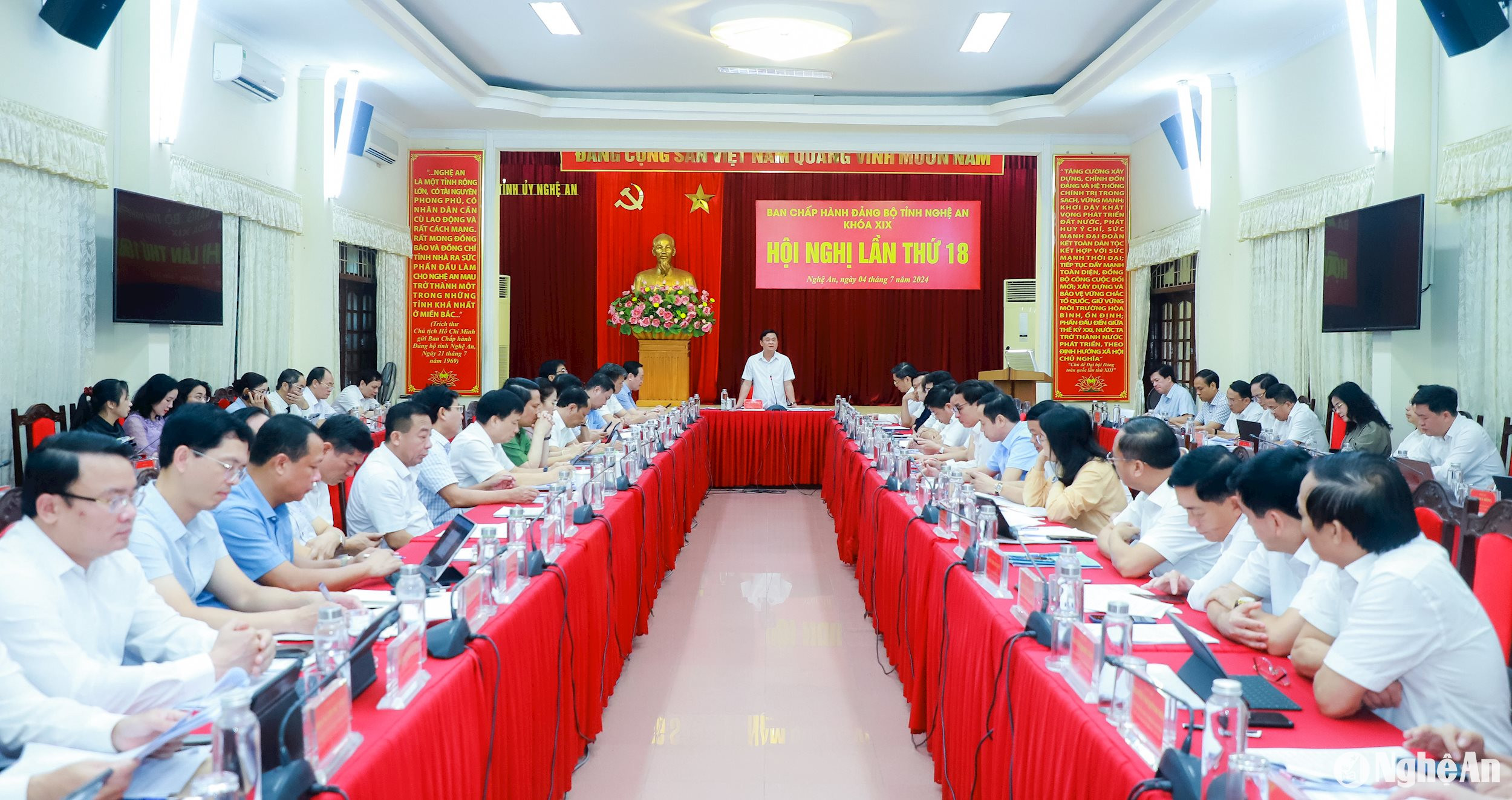 Quang cảnh Hội nghị lần thứ 18, Ban Chấp hành Đảng bộ tỉnh Nghệ An khóa XIX, nhiệm kỳ 2020 - 2025. Ảnh: Thành Duy