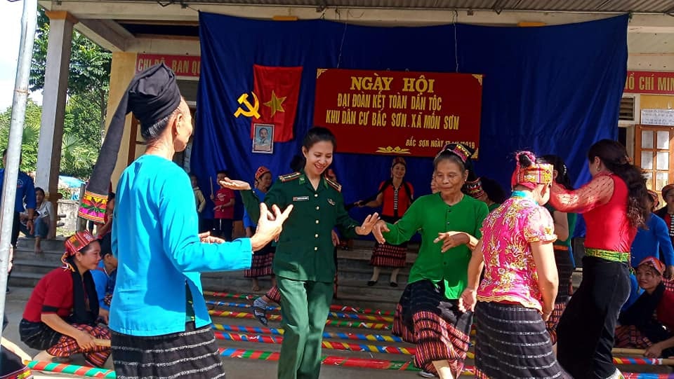 Chị Trần Thanh tham gia ngày hội đại đoàn kết cùng nhân dân bản Bắc Sơn xã Môn Sơn, Con Cuông, ảnh tư liệu