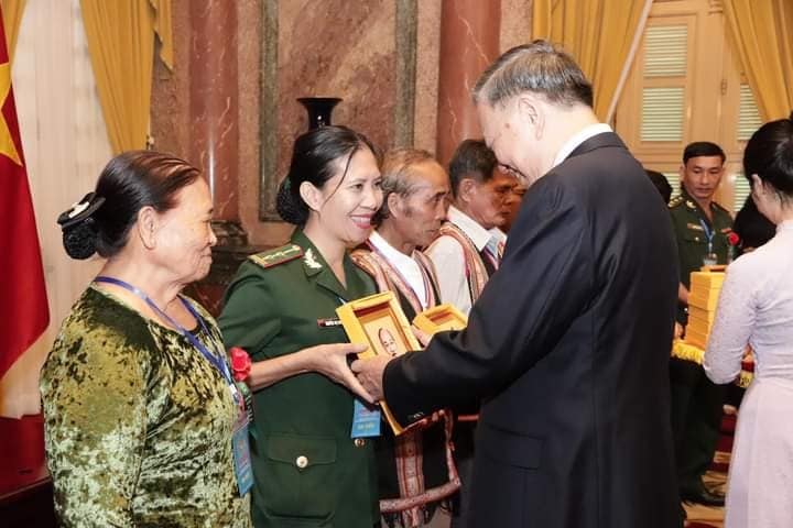 Chủ tịch nước Tô Lâm gặp mặt, tặng quà cho các đại biểu tham gia Chương trình điểm tựa của bản làng. ( Trong ảnh là Trung Tá Nguyễn Thị Trần Thanh nhận quà từ Chủ tịch nước)