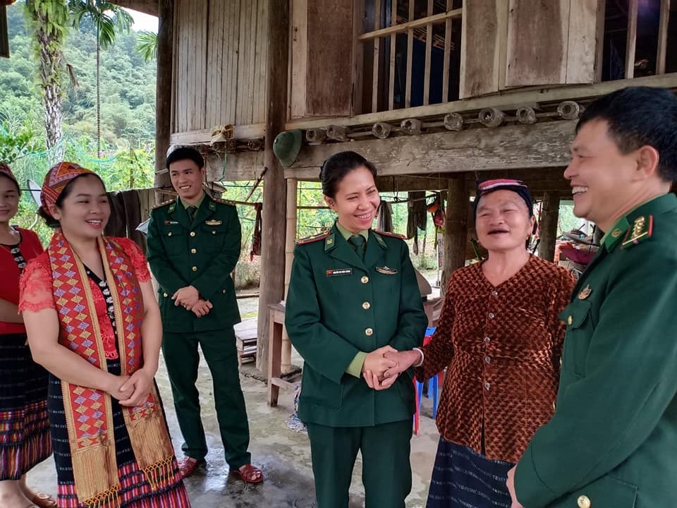 Là cán bộ đội vận động quần chúng, chị Trần Thanh luôn có sự kết nối gần gũi với người dân