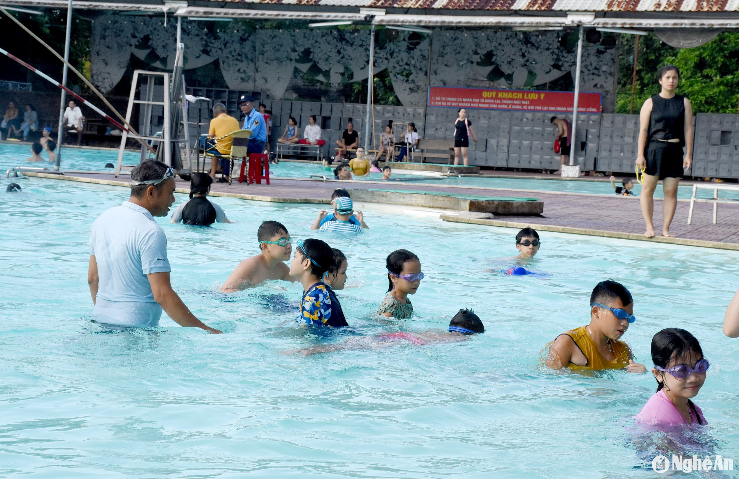 Tham gia khóa đào tạo, các học viên được hướng dẫn kỹ năng bơi và phòng, chống đuối nước. Ảnh: Công Khang