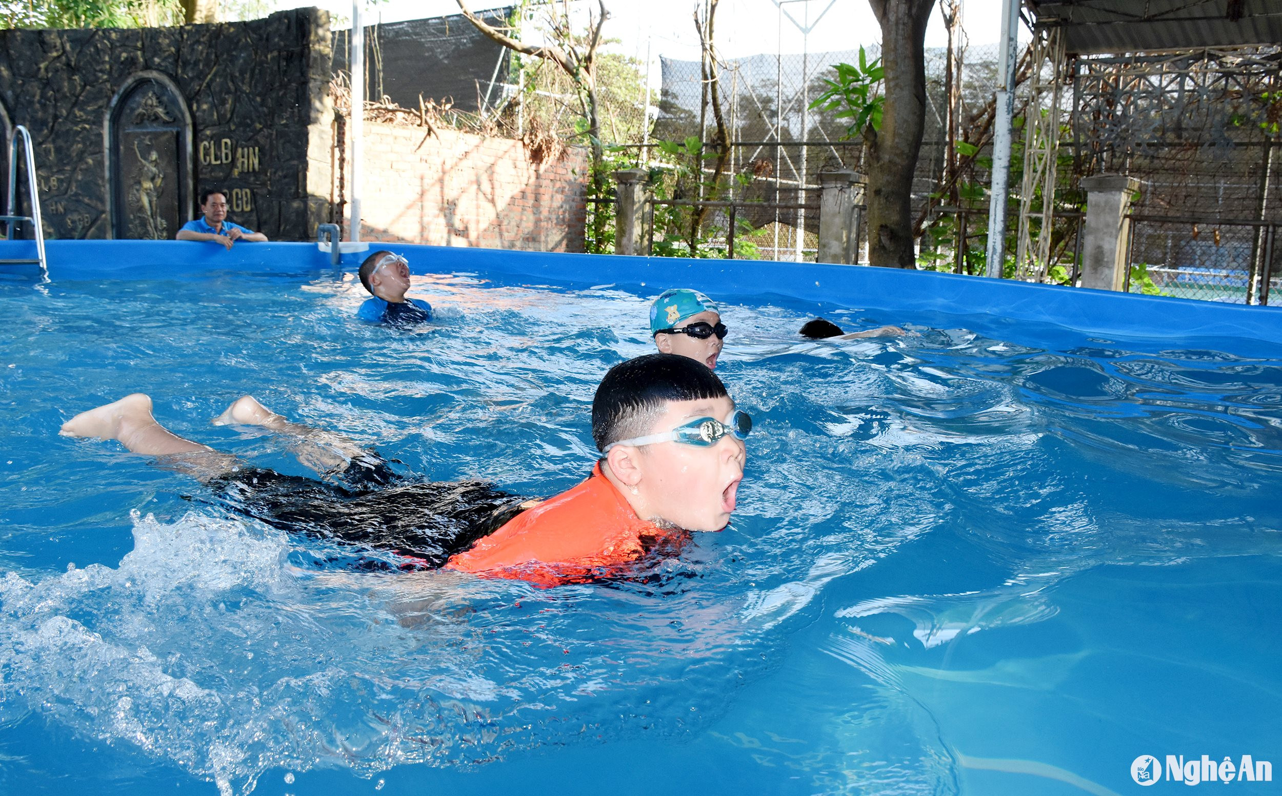 Các học viên tham gia sát hạch kỹ năng bơi. Ảnh: Công Khang