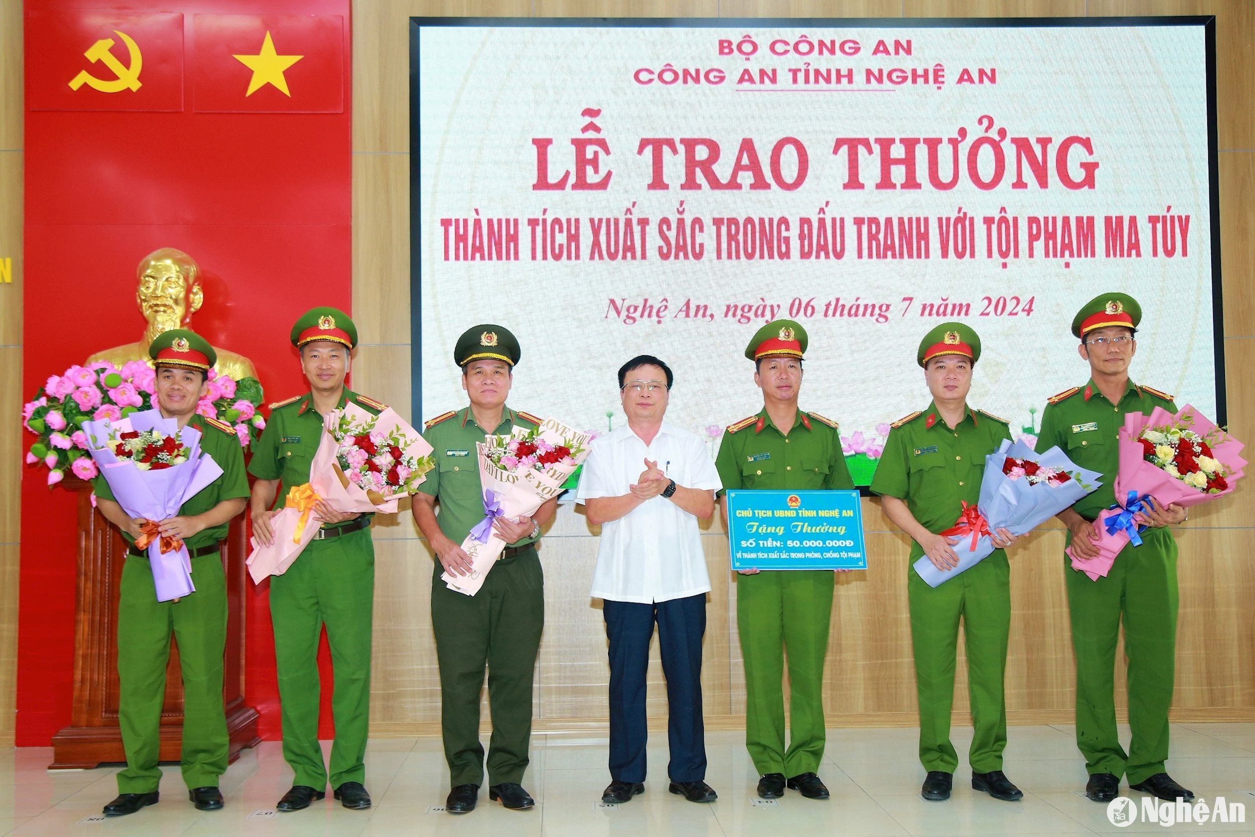 Đồng chí Bùi Đình Long - Phó Chủ tịch UBND tỉnh trao thưởng các đơn vị có thành tích xuất sắc trong đấu tranh với tội phạm ma túy. Ảnh: Minh Khôi