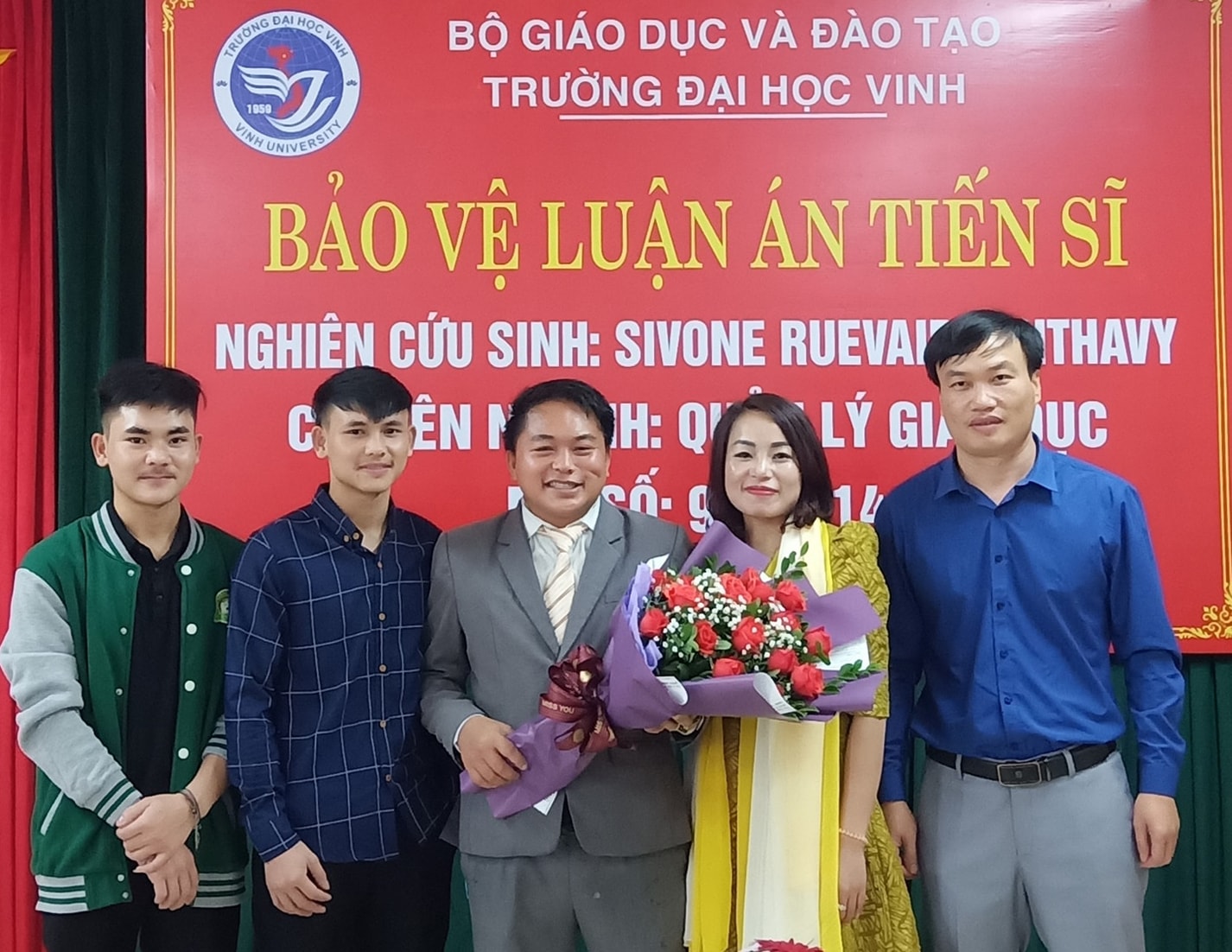 Anh Sivone ( cầm hoa ở giữa) tại lễ bảo vệ luận án tiến sỹ