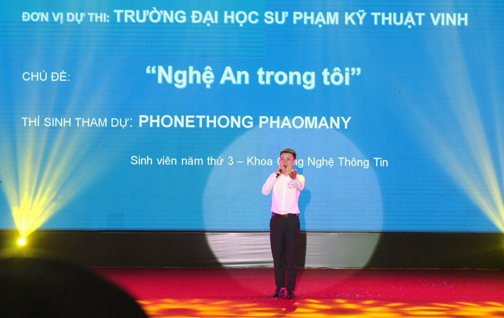 Sinh viên Phonethong tham gia cuộc thi Hùng biến Tiếng Việt