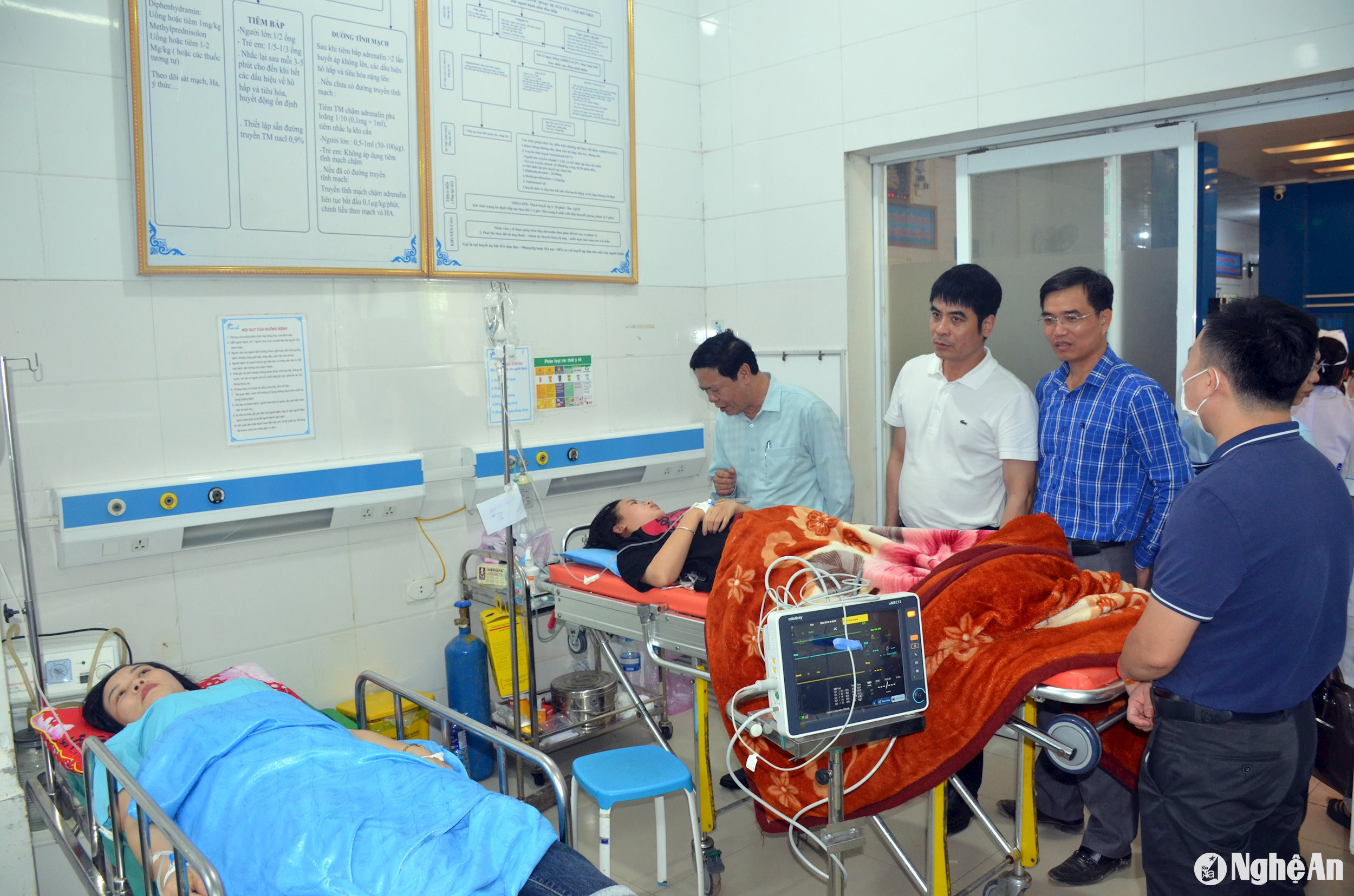Lãnh đạo Sở Y tế Nghệ An thăm hỏi bệnh nhân và chỉ đạo công tác cấp cứu, điều trị bệnh nhân ngộ độc thực phẩm tại Công ty may Tenergy, huyện Yên Thành. Ảnh: Thành Chung