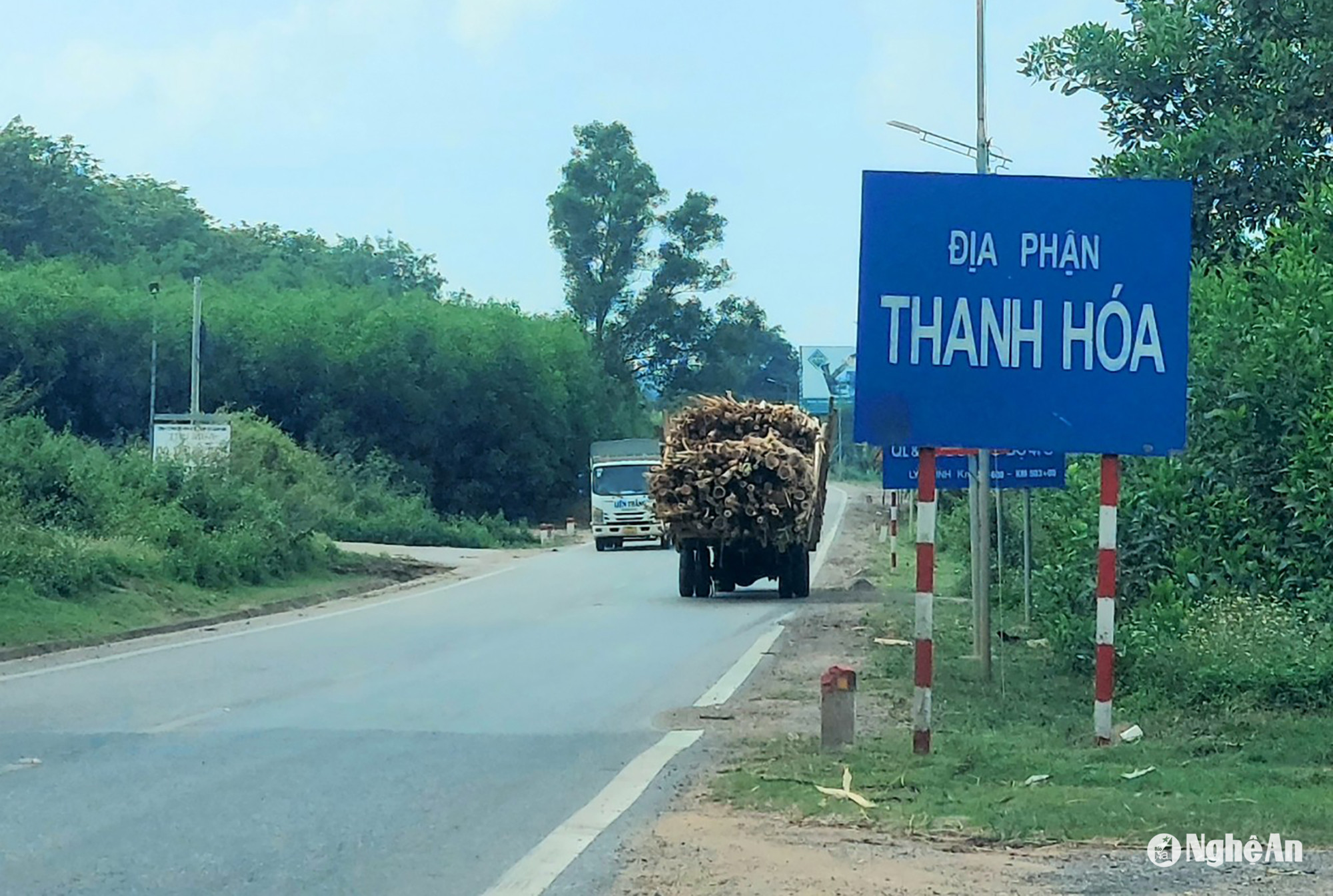 Xe keo đi sang địa phận Thanh Hóa. Ảnh Nhật Lân