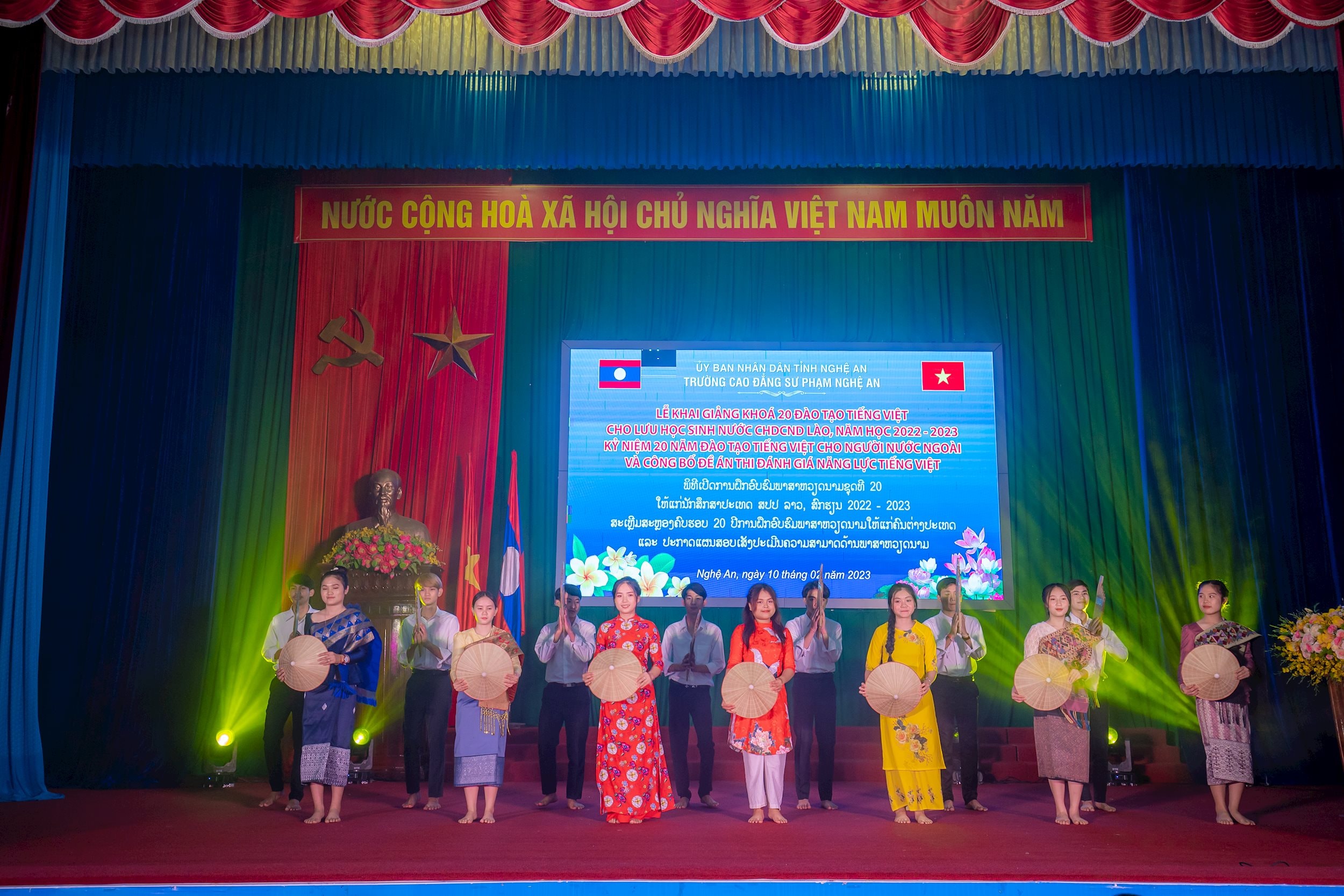 Lưu học sinh Lào biểu diễn văn Nghệ tại lễ khai giảng khoá đào tạo Tiếng Việt tại trường CĐSP Nghệ An2
