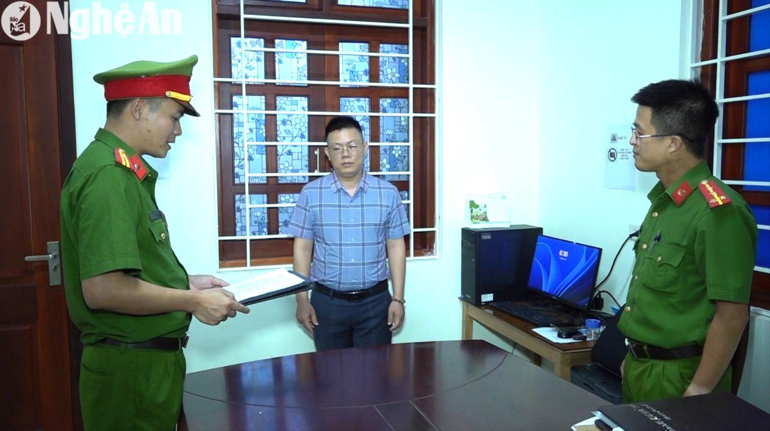 Công bố quyết định khởi tố và đọc lệnh bắt bị can để tạm giam đối với Nguyễn Văn Khoa- Giám đốc Công ty cổ phần Môi trường Việt Anh. Ảnh tư liệu: Hồ Hưng