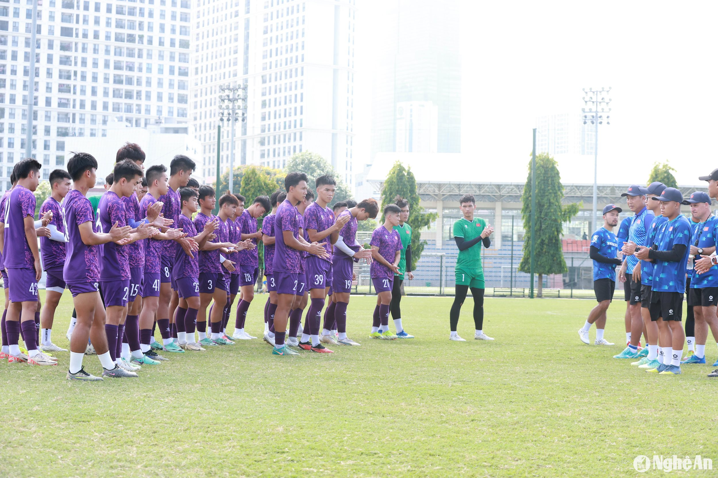 Chiều 8/7, đội tuyển U19 Việt Nam tiếp tục có buổi rèn quân trên sân Trung tâm đào tạo bóng đá trẻ Việt Nam. Ảnh: Hải Hoàng