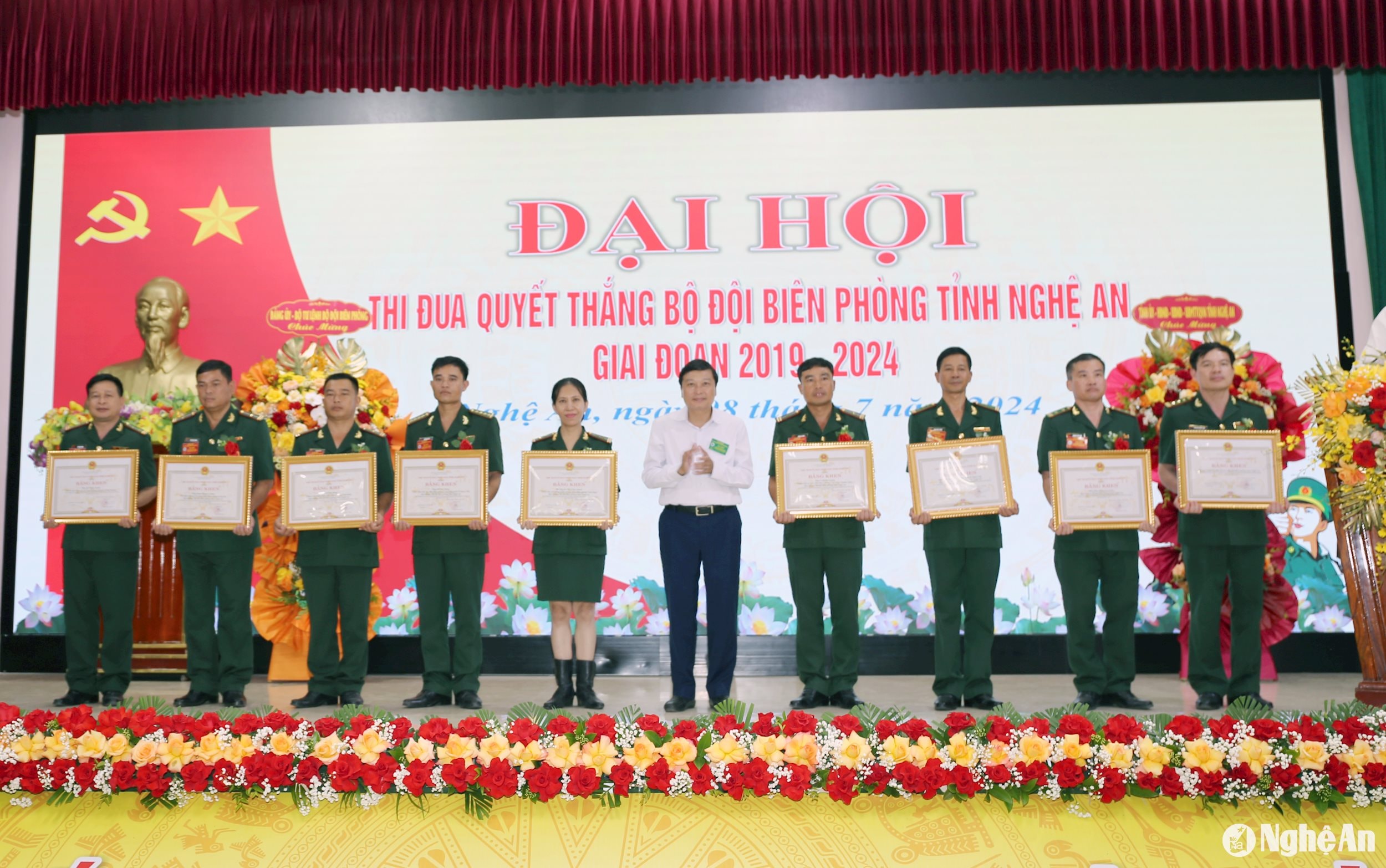 Ủy ban Nhân dân tỉnh Nghệ An trao tặng Bằng khen cho 3 tập thể và 6 cá nhân tại Đại hội. Ảnh: Thanh Quỳnh