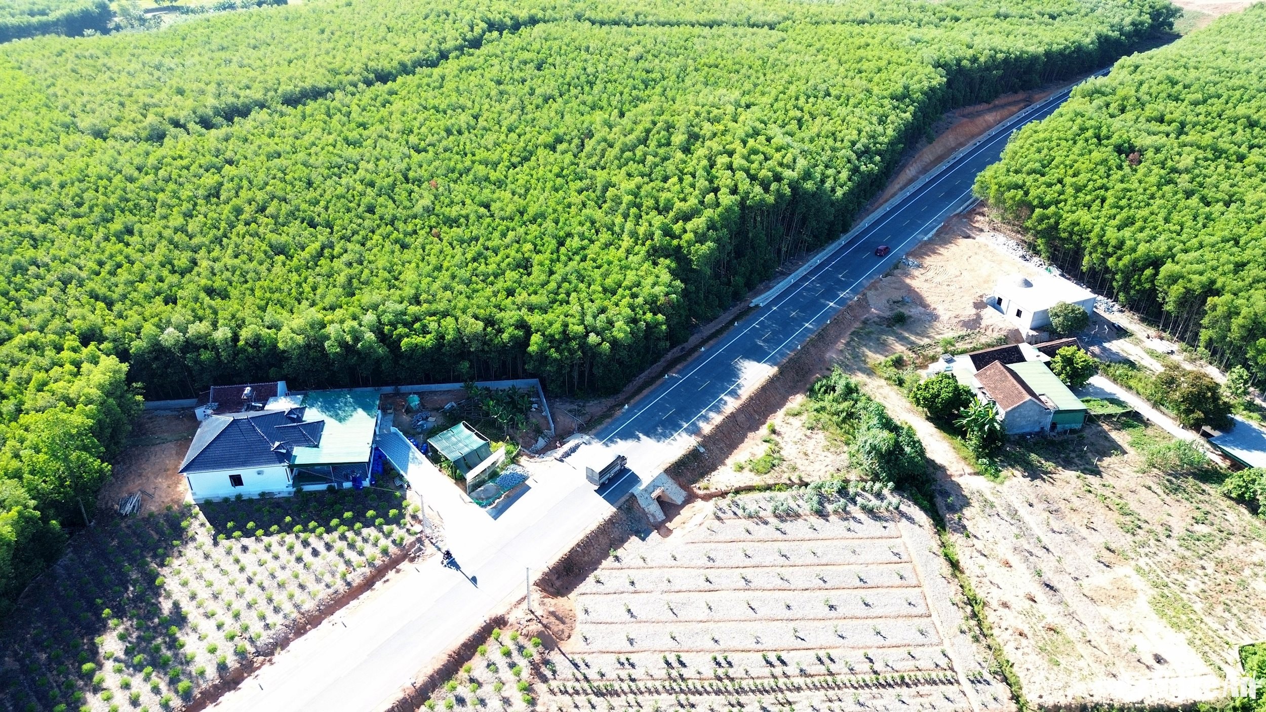 Khi Dự án đường N5 kéo dài được đầu tư xây dựng, nhiều hộ dân được nhận tiền đền bù đất. Từ nguồn tiền đền bù đó, nhiều hộ dân làm nhà mới khang trang và cải tạo vườn tạp trồng cây ăn quả... Ảnh: Xuân Hoàng 