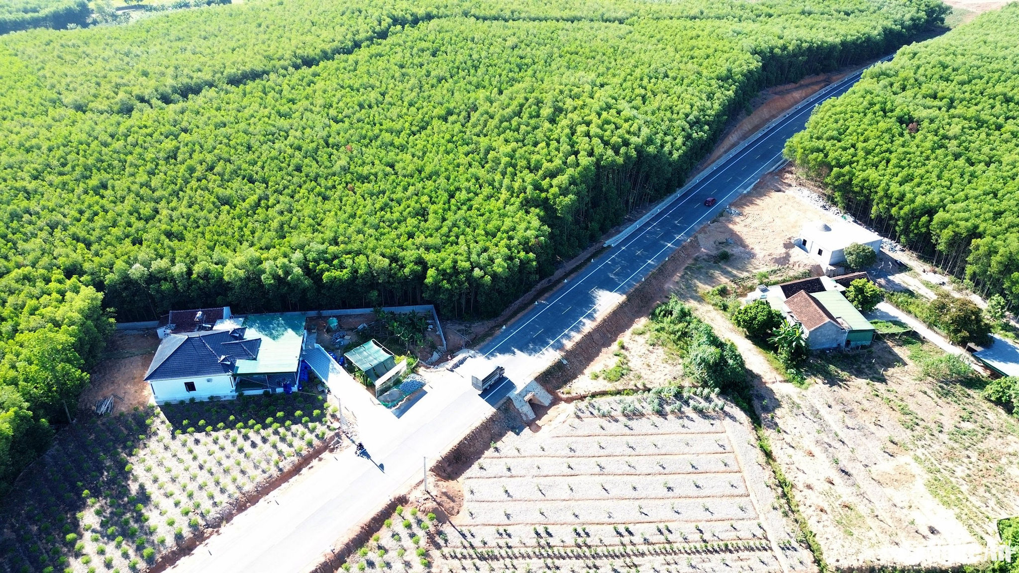 Khi Dự án đường N5 kéo dài được đầu tư xây dựng, nhiều hộ dân được nhận tiền đền bù đất. Từ nguồn tiền đền bù đó, nhiều hộ dân làm nhà mới khang trang và cải tạo vườn tạp trồng cây ăn quả... Ảnh: Xuân Hoàng 
