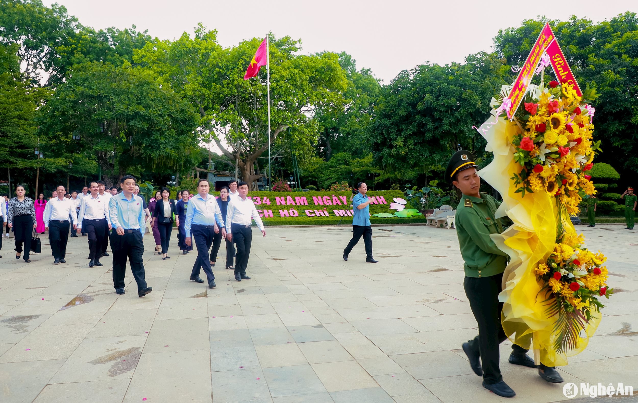 Chủ tịch Quốc hội Trần Thanh Mẫn và các đồng chí lãnh đạo Quốc hội, tỉnh Nghệ An, về dâng hoa, dâng hương tại Khu Di tích Quốc gia đặc biệt Kim Liên. Ảnh: Thành Duy