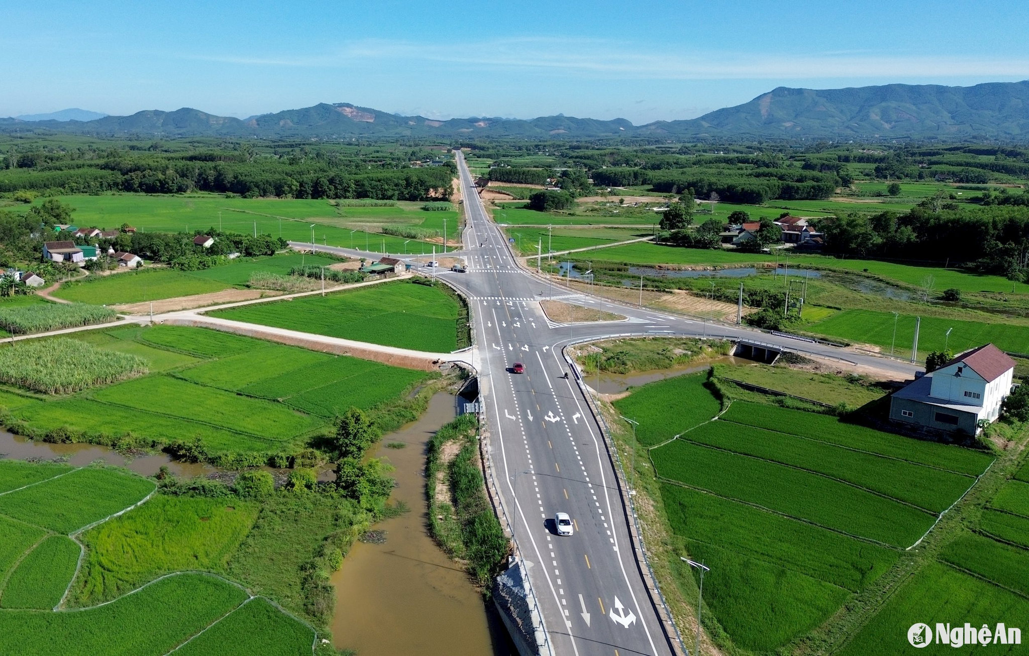 Đường N5 kéo dài, đoạn qua xã Thịnh Thành (Yên Thành), tạo thành điểm nút giao đẹp nhất trên suốt chiều dài của tuyến đường. Ảnh: Xuân Hoàng