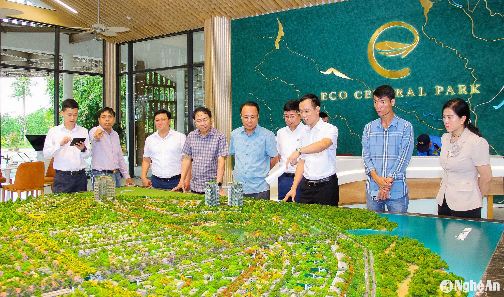 Trong chương trình giám sát việc thực hiện các mục tiêu, chỉ tiêu kinh tế - xã hội 5 năm (2021 - 2025), đoàn công tác của HĐND tỉnh làm việc tại một dự án đầu tư trong lĩnh vực bất động sản trên địa bàn thành phố Vinh Ảnh: Mai Hoa