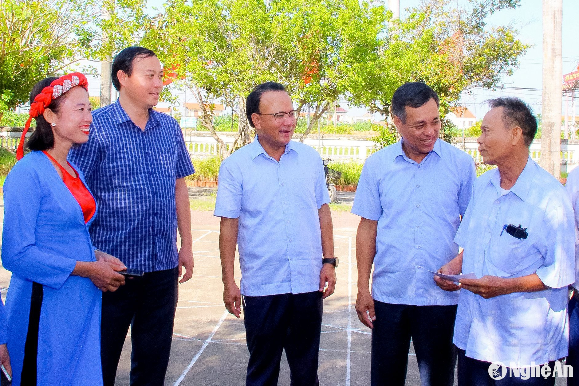 Đoàn giám sát của HĐND tỉnh tìm hiểu việc triển khai chính sách hỗ trợ nghệ nhân và câu lạc bộ trong lĩnh vực văn hoá của HĐND tỉnh ban hành tại huyện Quỳnh Lưu. Ảnh: Mai Hoa