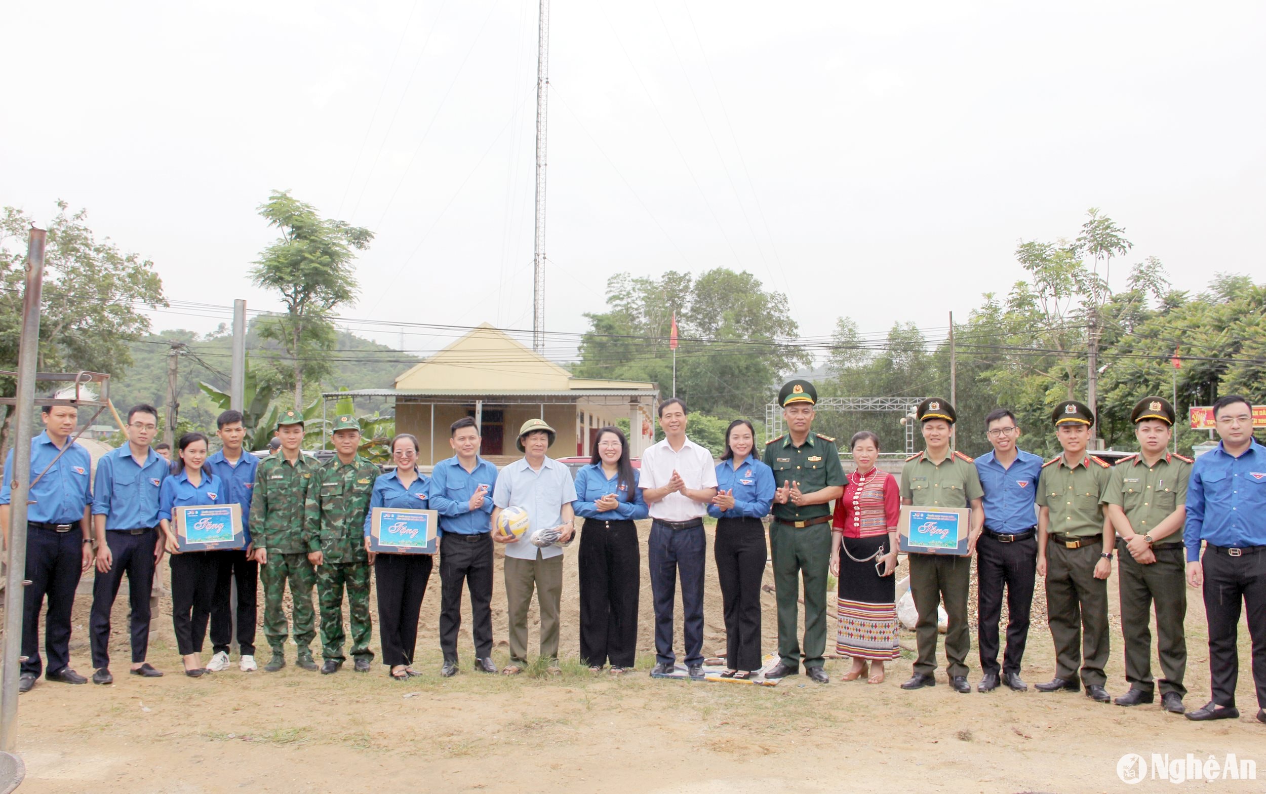 Các cơ sở Đoàn - Hội trên địa bàn toàn tỉnh đã hỗ trợ nhân lực, vật lực để phối hợp xây dựng và trao tựng nhiều các sân chơi thể thao, sân chơi thiếu nhi tại các địa bàn vùng khó của tỉnh. Ảnh: Thanh Quỳnh