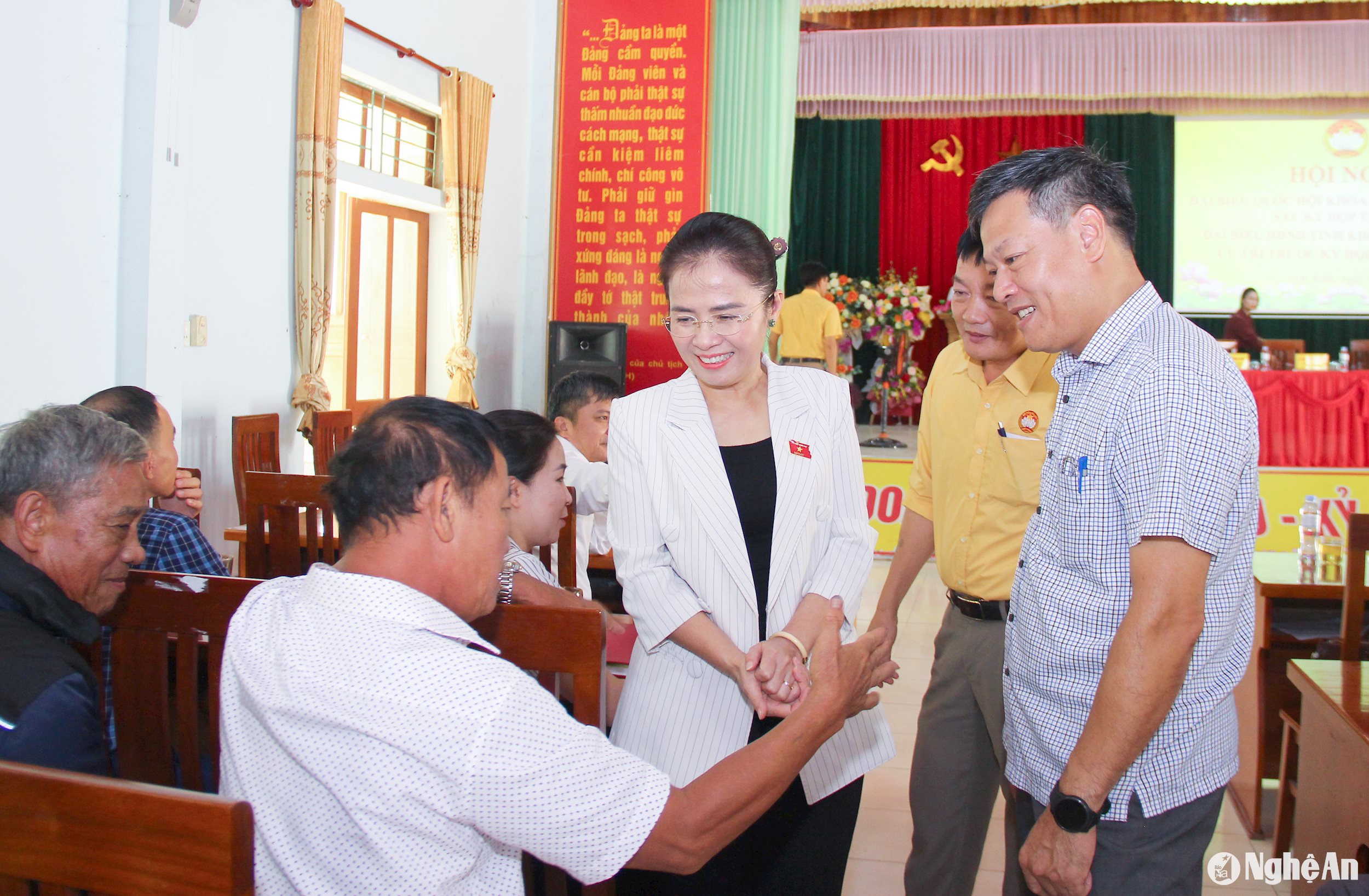  Chủ tịch Uỷ ban MTTQ tỉnh và huyện Nghi Lộc nắm bắt tình hình nhân dân và tiếp thu ý kiến cử tri huyện Nghi Lộc. Ảnh Mai Hoa