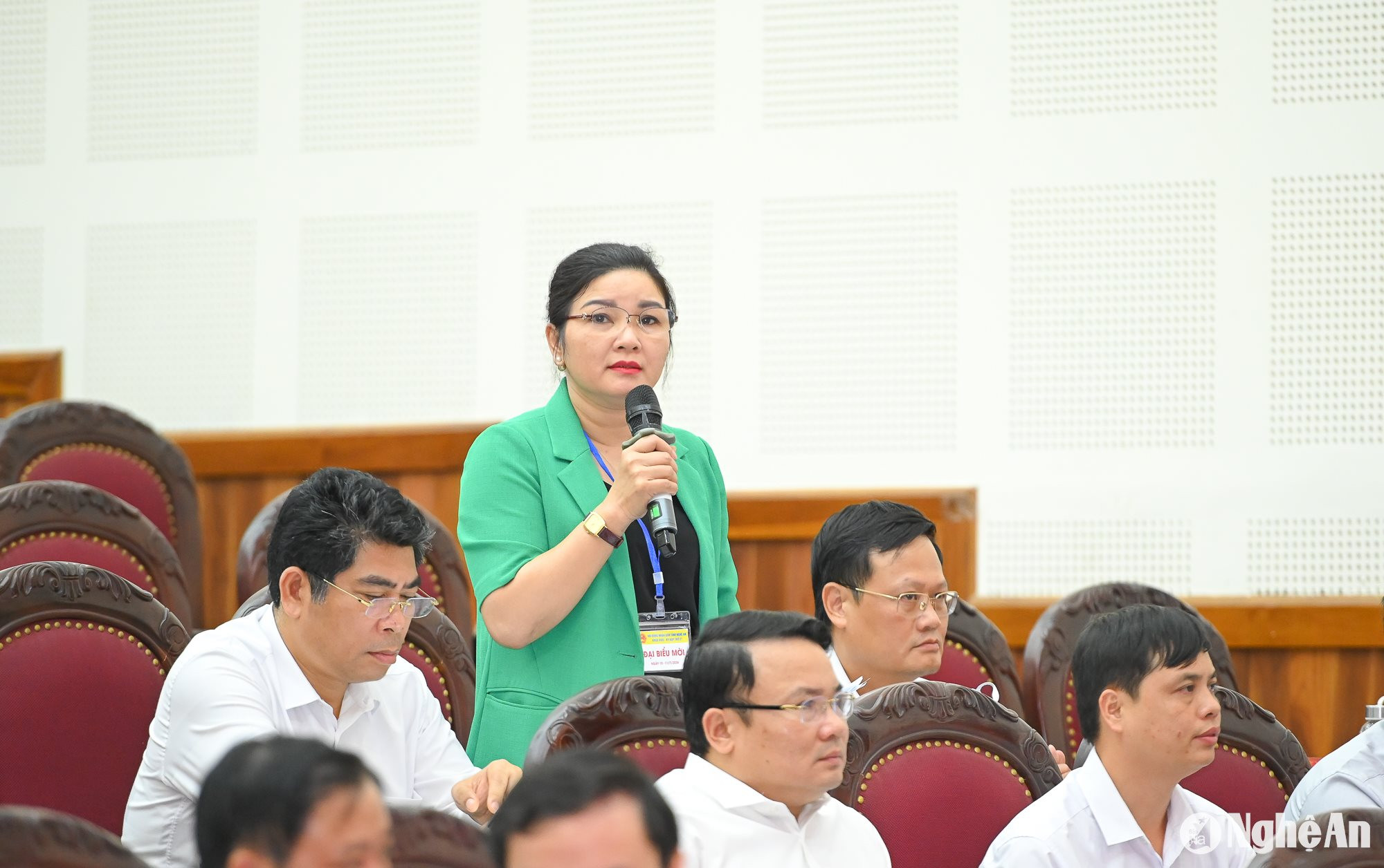 Giám đốc Sở Y tế Nghệ An Nguyễn Thị Hồng Hoa phát biểu giải trình về tình trạng thiếu nhân lực của ngành Y tế. Ảnh: Thành Cường