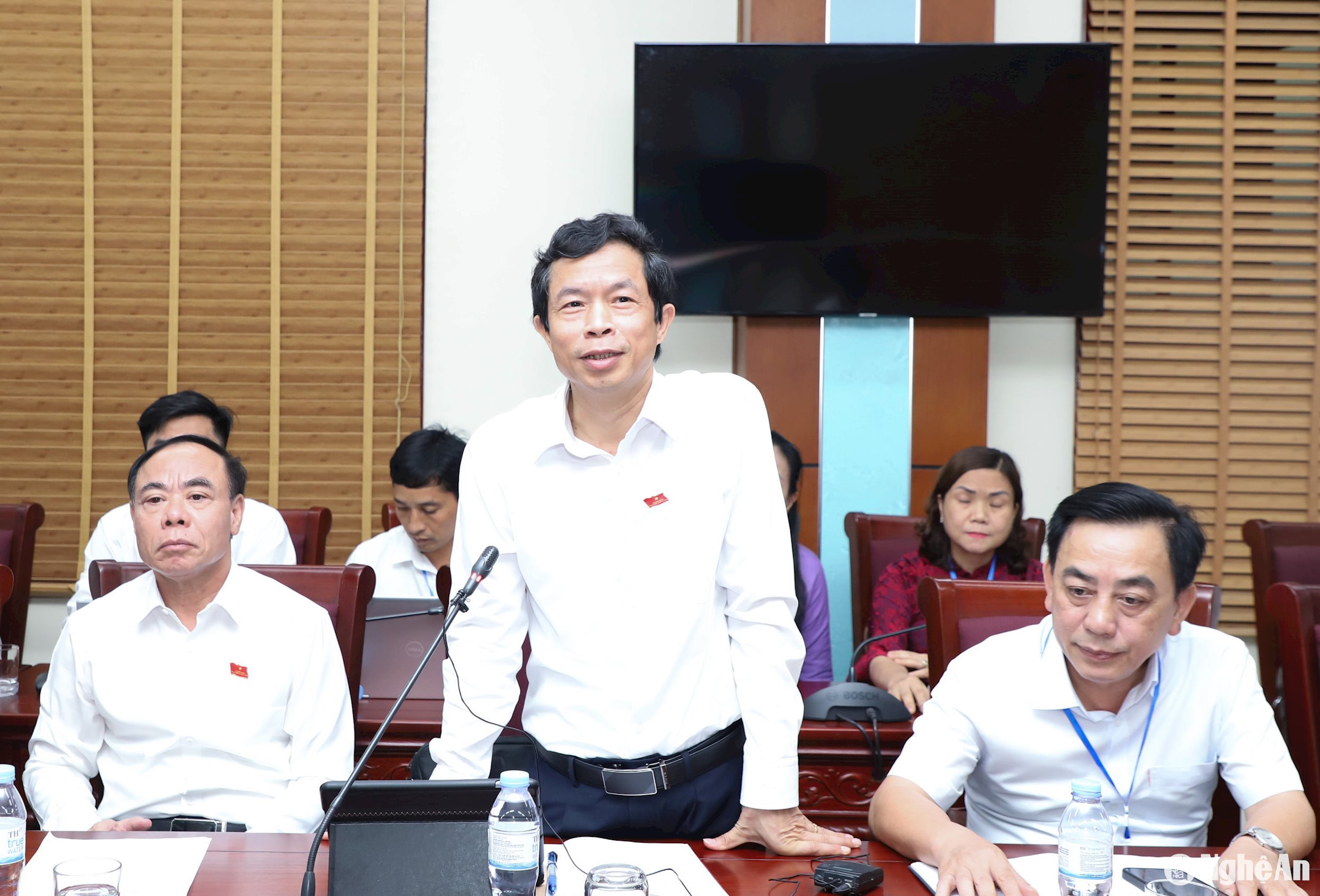 Đại biểu Vương Quang Minh - Hiệu trưởng Trường Chính trị tỉnh thảo luận tại tổ. Ảnh: Phạm Bằng