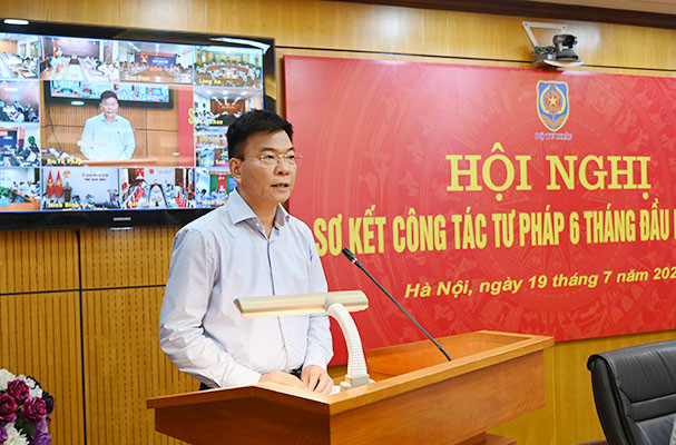 Phó Thủ tướng Chính Phủ, Bộ trưởng Bộ Tư pháp Lê Thành Long phát biểu tại hội nghị. Ảnh: cổng thông tin điện tử Bộ Tư pháp