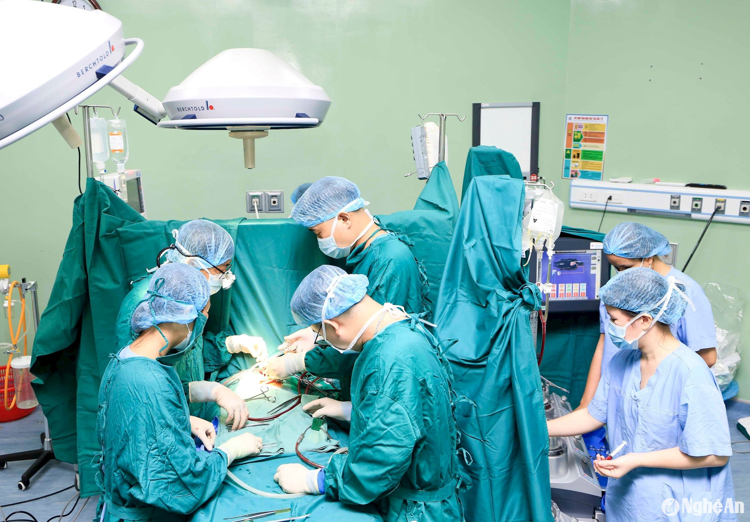  Ê kíp phẫu thuật tim bẩm sinh tiến hành tạo hình quai động mạch chủ đôi cho bệnh nhân N.T.Q. Ảnh: Hoàng Yến