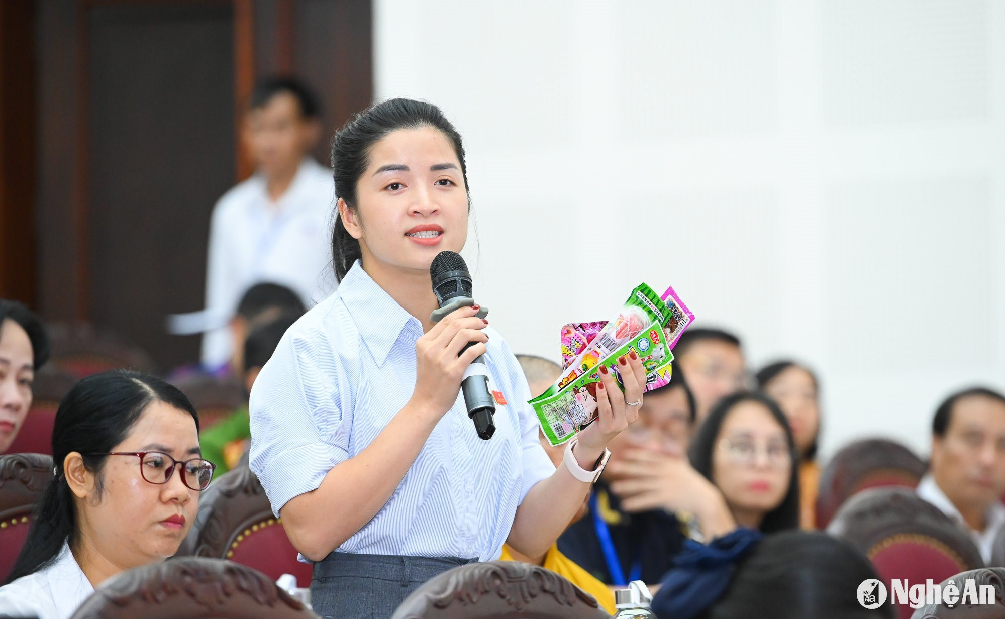 Đại biểu Trần Thị Khánh Linh mang những hàng hóa không rõ nguồn gốc làm dẫn chứng tại phiên chất vấn sáng 11/7. Ảnh: Thành Cường