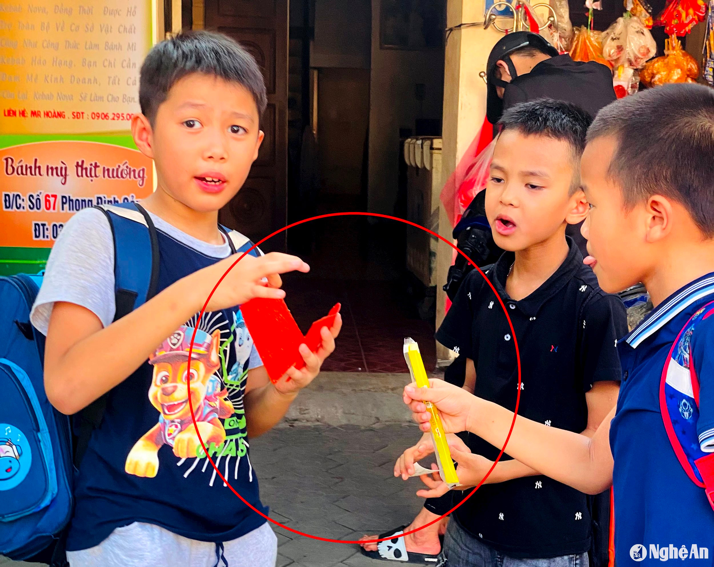 Hình ảnh các học sinh mua và ăn những thực phẩm không rõ nguồn gốc trước cổng trường diễn ra phổ biến. Ảnh chụp tại trước cổng trường Tiểu học Bến Thuỷ, TP.Vinh ảnh QA