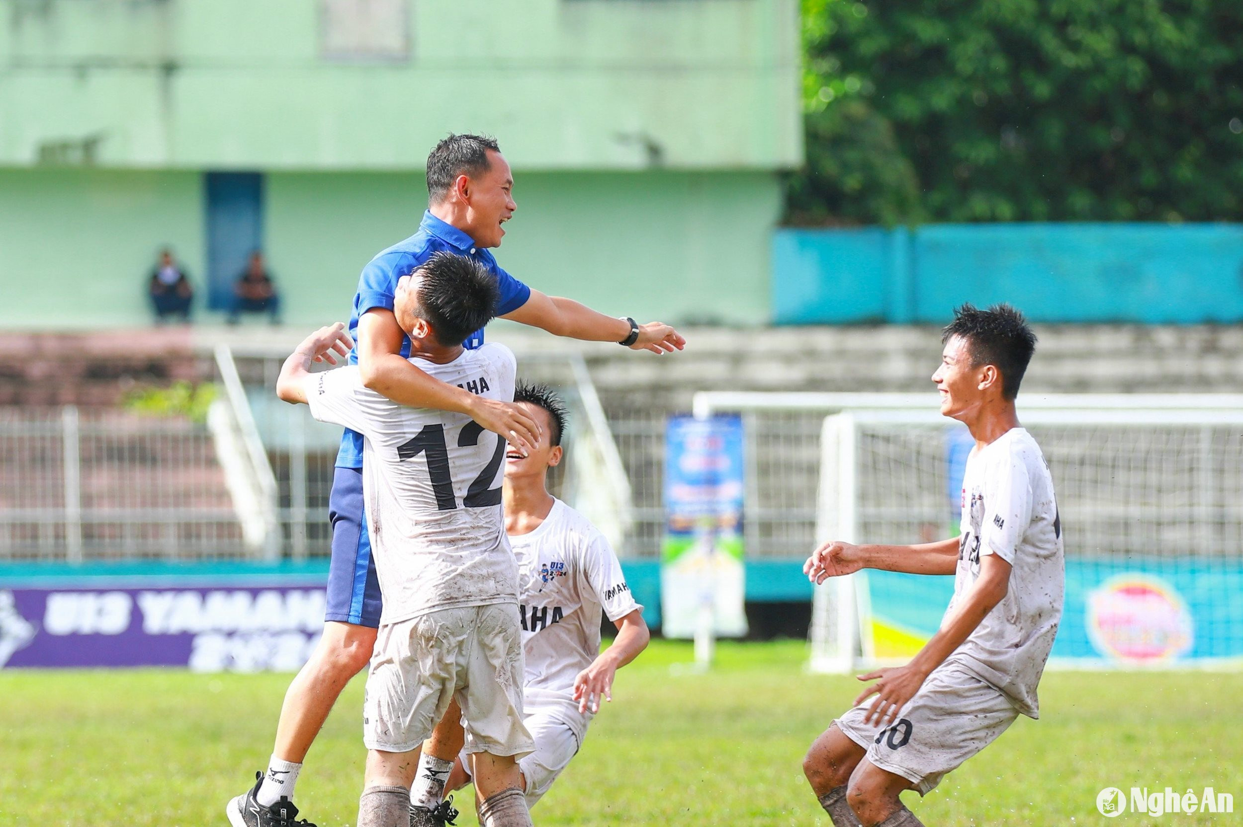 Màn ăn mừng của thầy trò U13 SLNA. Ảnh: Chung Lê