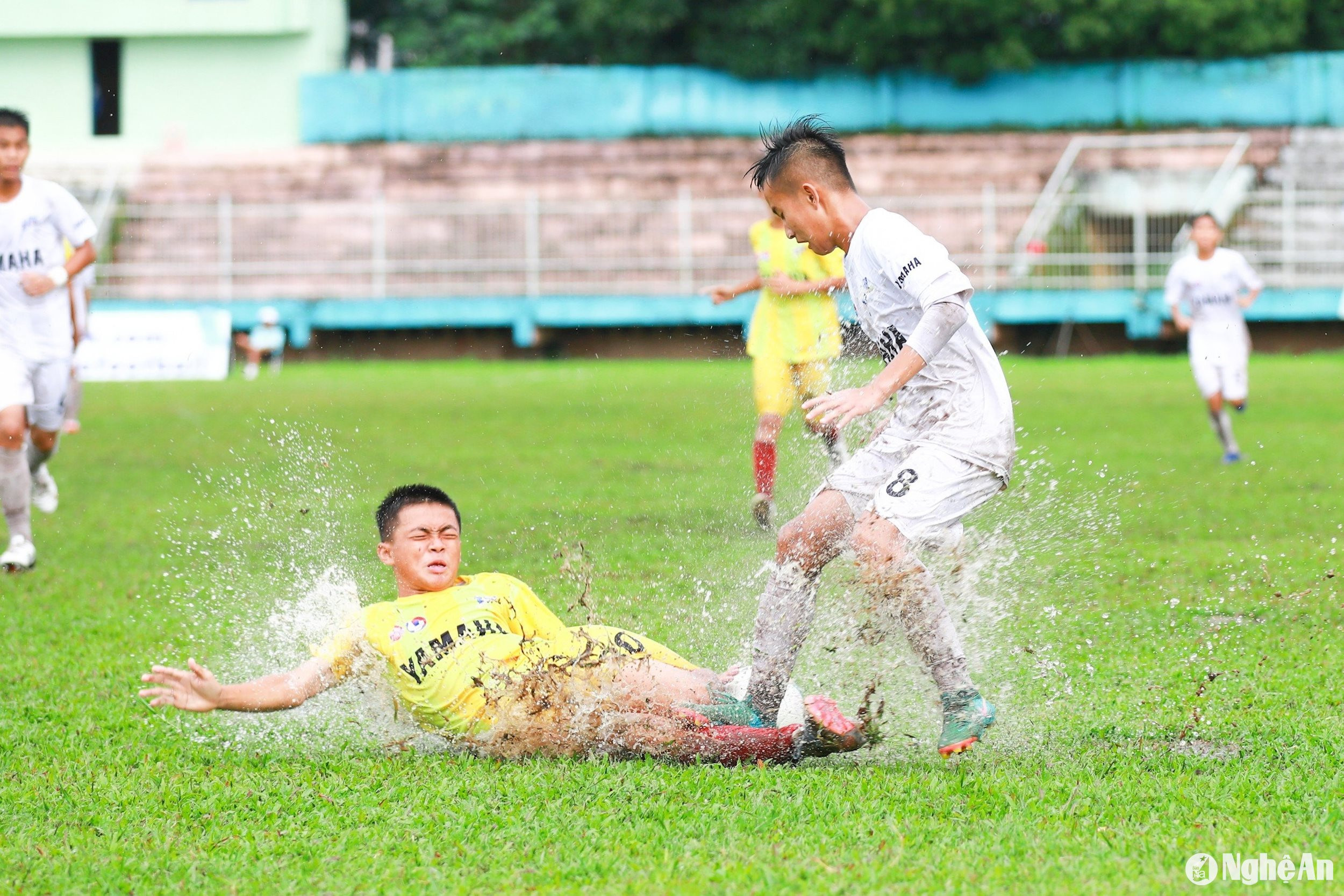 U13 SLNA phải đá dưới điều kiệt thời tiết, sân bãi bất lợi. Ảnh: Chung L