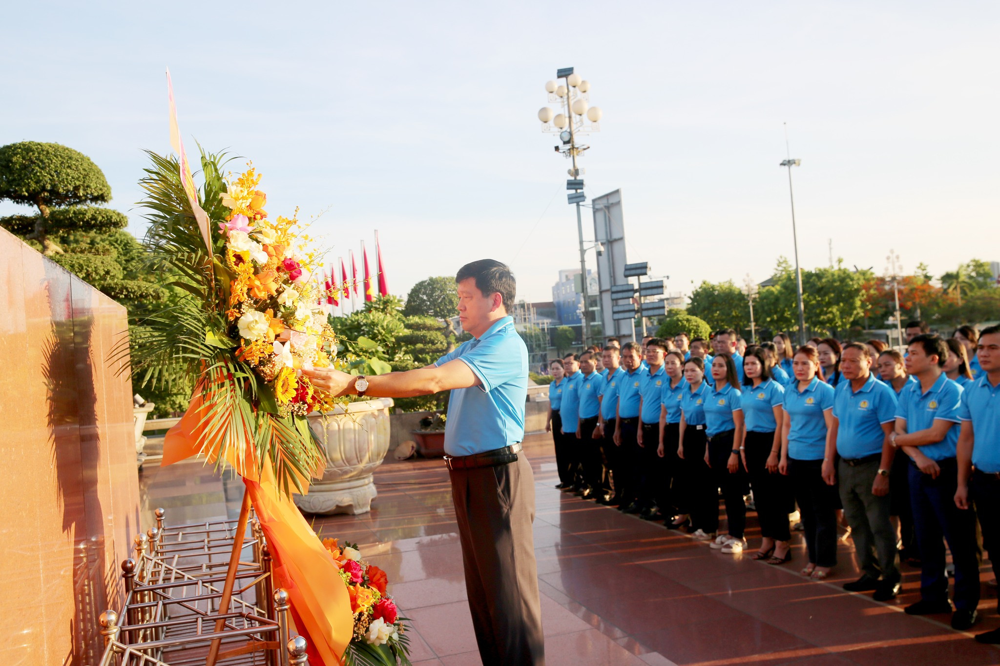 95 Cán bộ CĐCS công đoàn Nghệ An dâng hương. Ảnh: Trần Vân00000