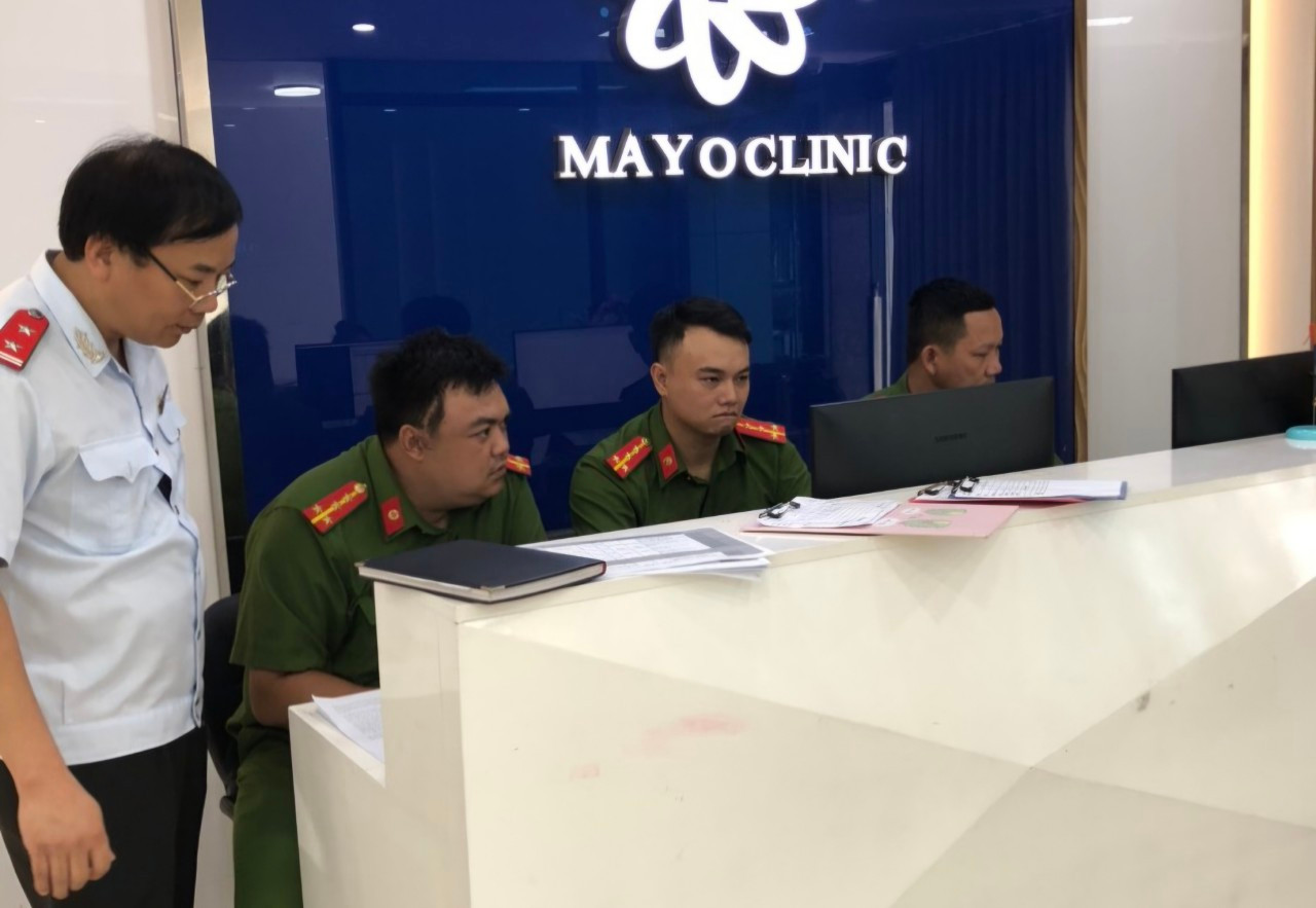 Thanh tra Sở Y tế và Công an TP. Vinh kiểm tra tại Viện thẩm mỹ Mayo Clinic. Ảnh: T.H