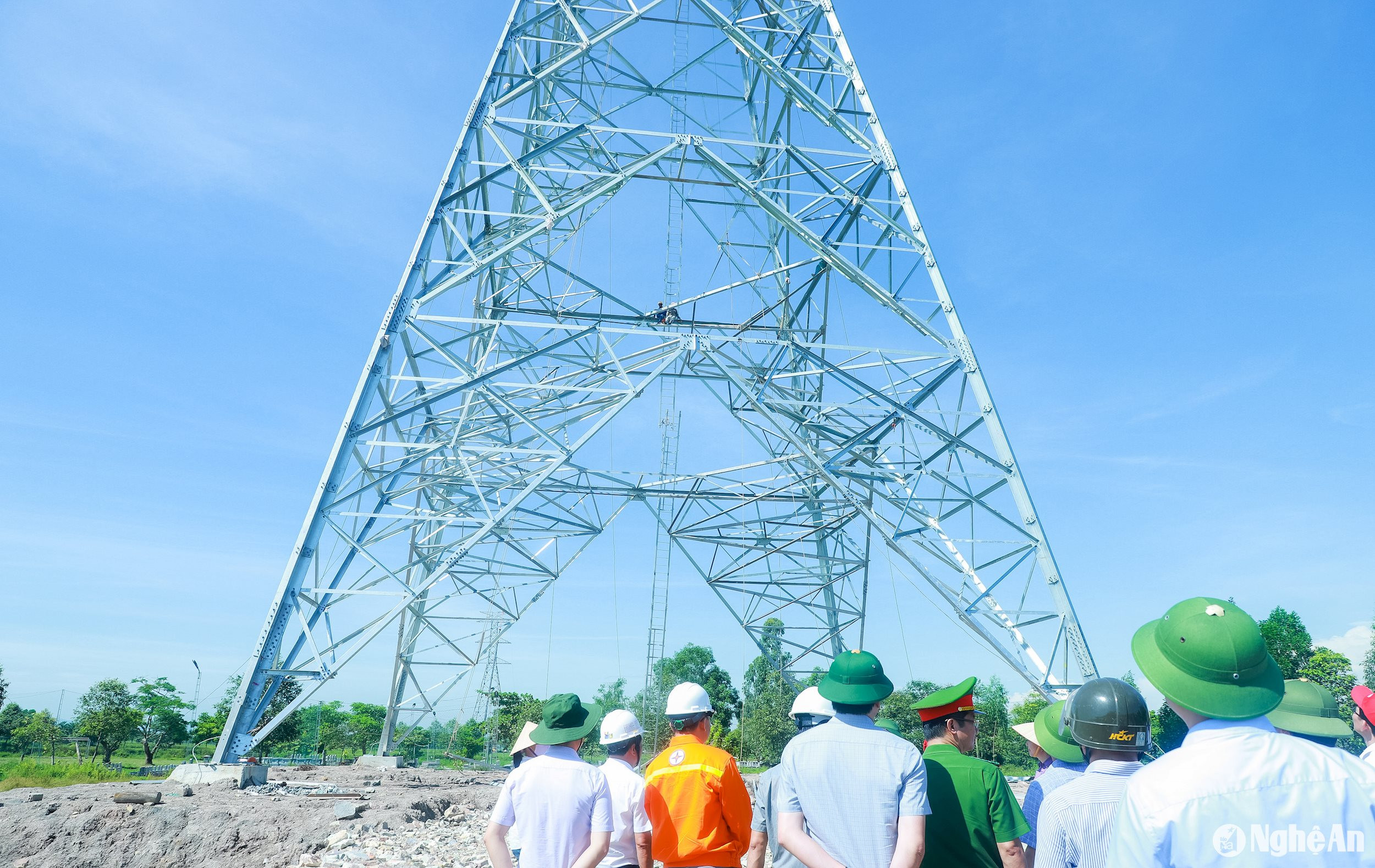 Bí thư Tỉnh ủy Thái Thanh Quý và đoàn công tác khảo sát tiến độ thi công tại vị trí cột VT 422 thuộc xã Đô Thành, huyện Yên Thành. Ảnh: Thành Duy