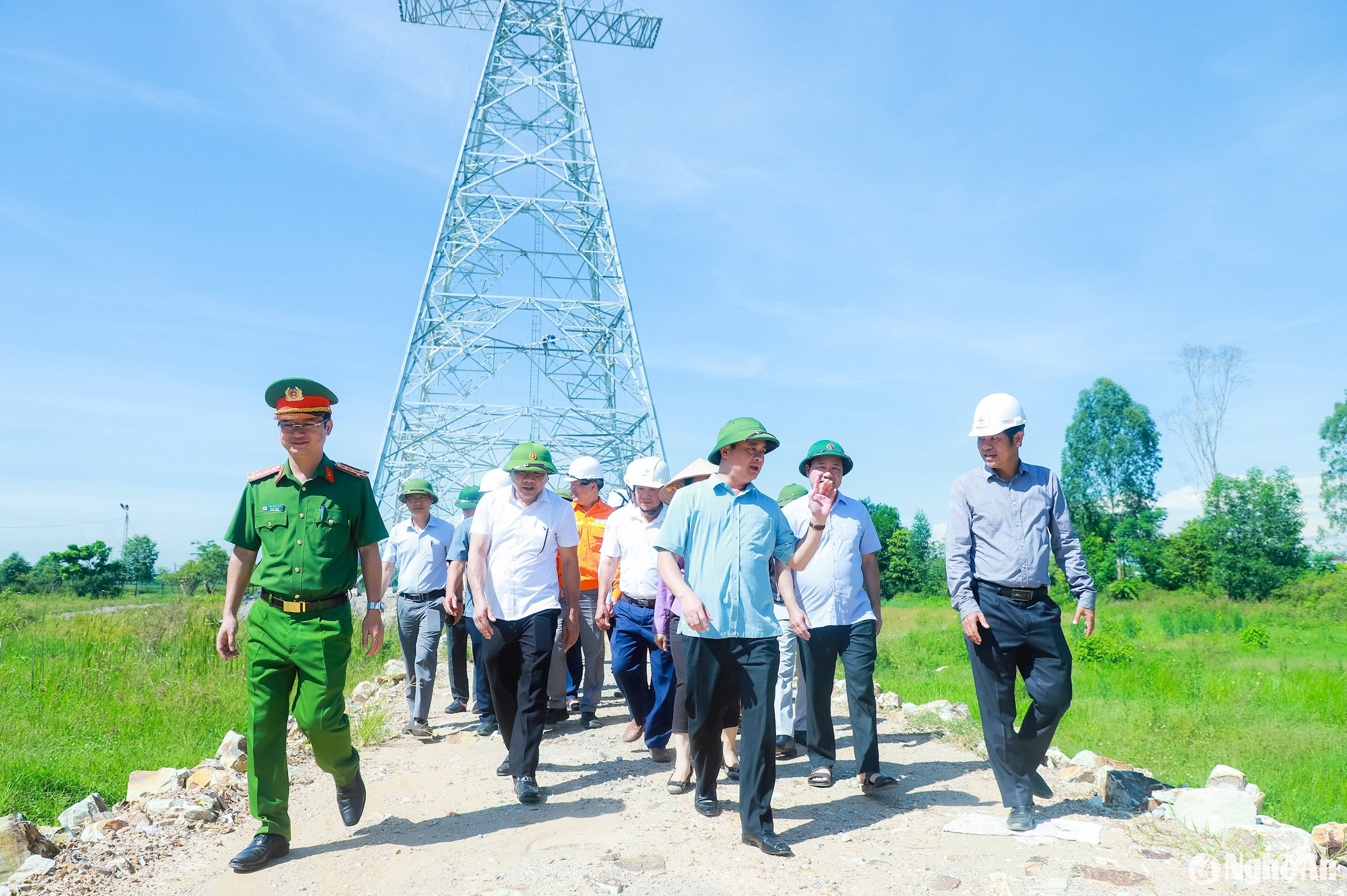 Bí thư Tỉnh ủy Thái Thanh Quý và đoàn công tác kiểm tra tiến độ thi công đường dây 500kV mạch 3 tại xã Đô Thành, huyện Yên Thành. Ảnh: Thành Duy