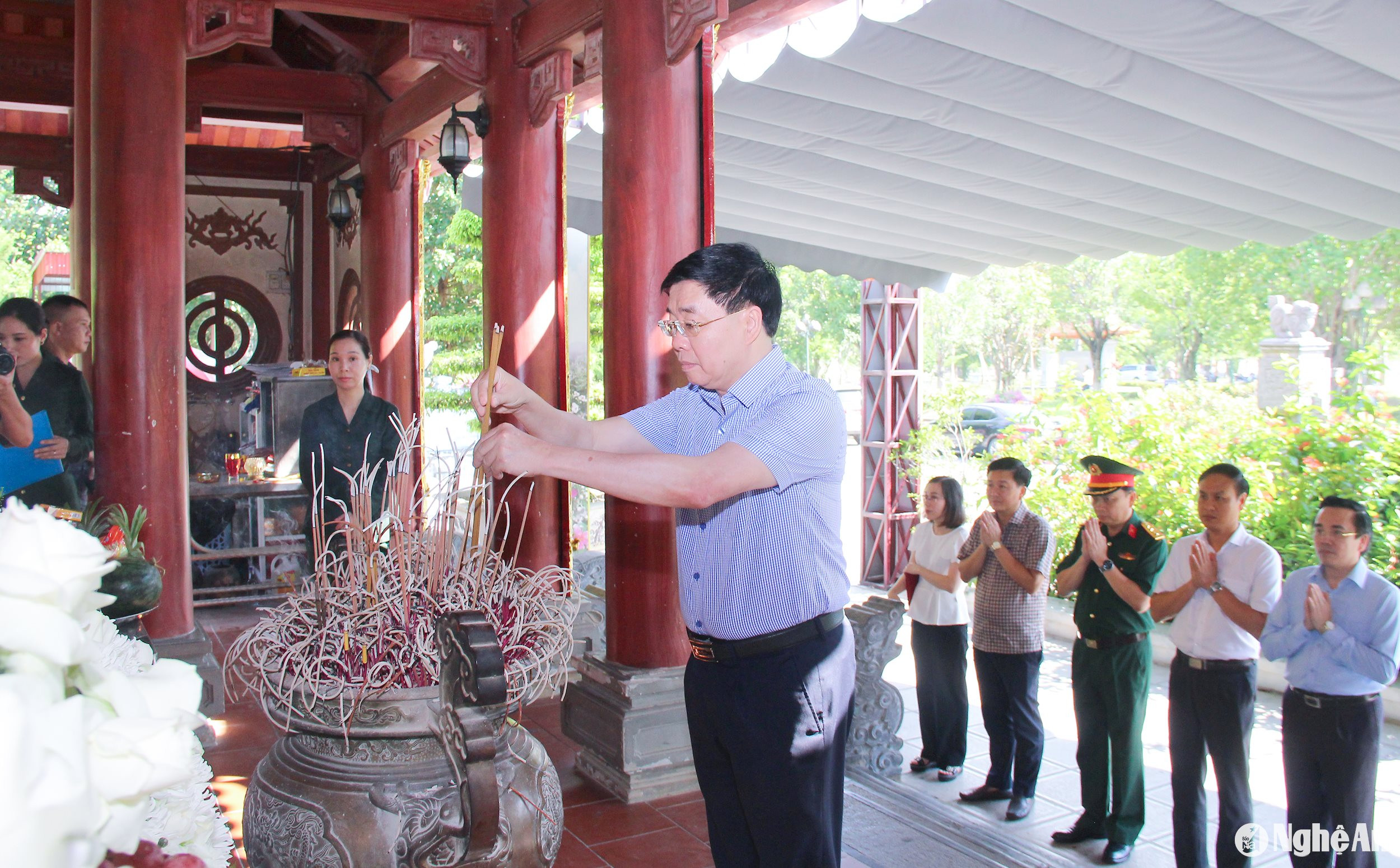 Phó Bí thư Thường trực Tỉnh ủy Nguyễn Văn Thông dâng hương trước phần mộ tập thể của 13 liệt sĩ TNXP tại Khu Di tích lịch sử Quốc gia Truông Bồn. Ảnh: Mai Hoa