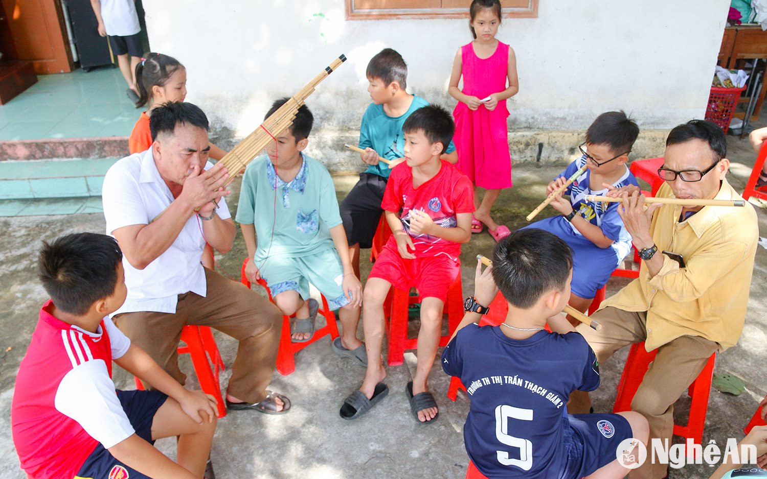 Tại lớp dạy nhạc cụ miễn phí ngày hè, ngoài ông Quỳnh thì còn có ông Pắn, ông Cương, ông Long, ông Huỳnh... ngày ngày miệt mài truyền cảm hứng, vun đắp đam mê về nhạc cụ dân tộc cho trẻ em. Ảnh: Đình Tuân