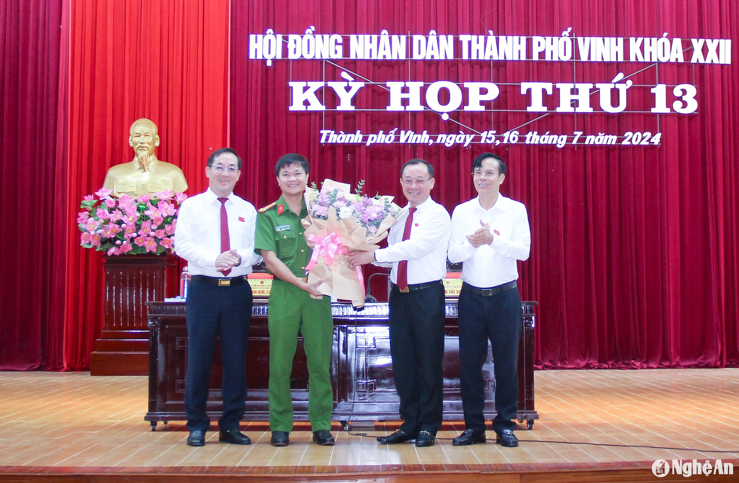  Thường trực Thành uỷ Vinh tặng hoa chúc mừng. Ảnh Mai Hoa