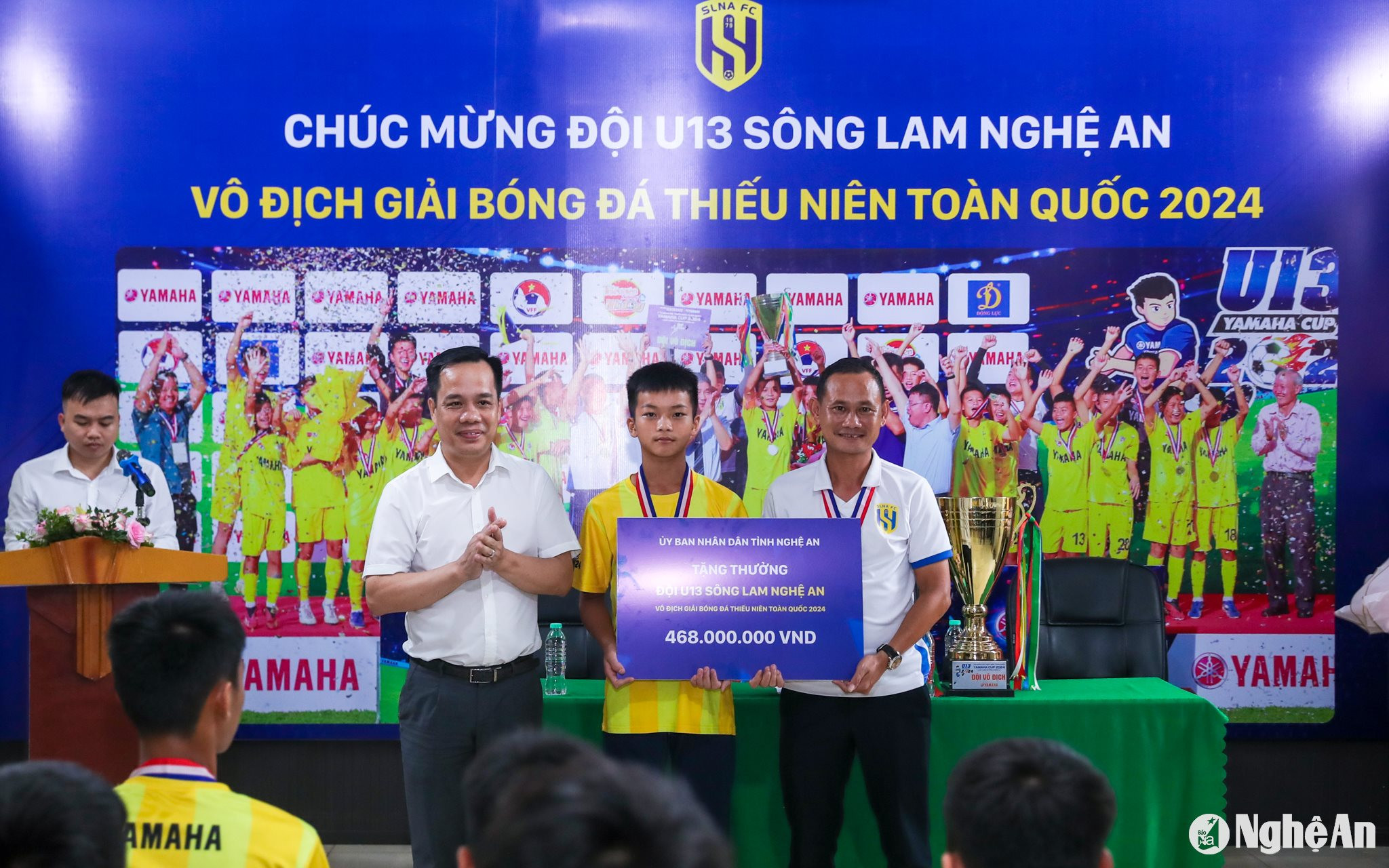 Tỉnh Nghệ An trao thưởng cho Đội U13 Sông Lam Nghệ An sau khi bảo vệ thành công chức Vô địch Giải U13 Quốc gia 2024. Ảnh: Đức Anh