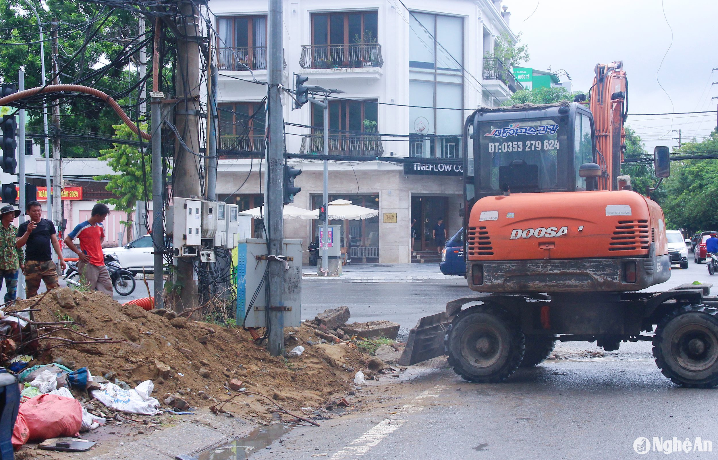  Thành phố tiến hành hạ ngầm đường điện trên tuyến Lê Hồng Phong. Ảnh Mai Hoa