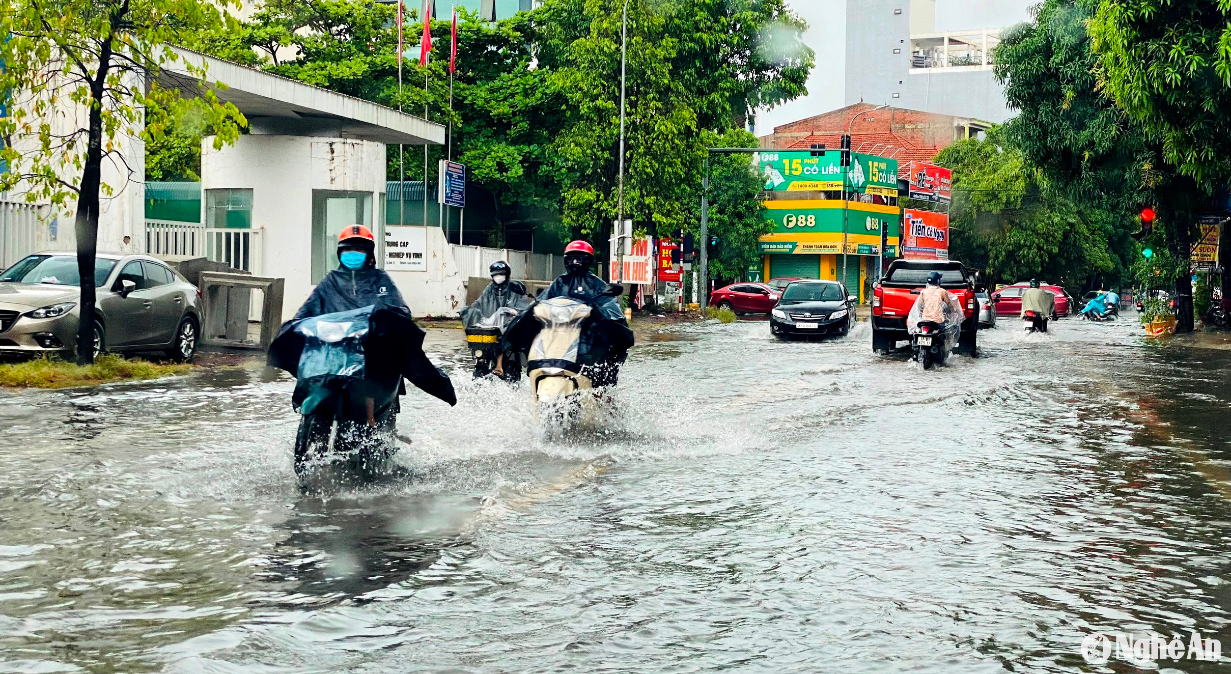 Trên tuyến đường Phong Định Cảng hệ thống thoát nước không hiệu quả, do đó, mỗi khi mưa lớn lại ngập băng. Ảnh: Quang An