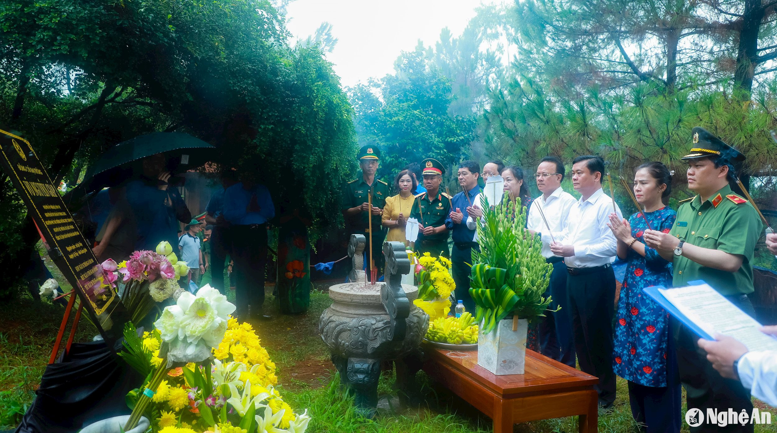 The delegation from the Provincial Party Committee, People's Council, People's Committee, and the Vietnam Fatherland Front Committee of Nghe An Province lays flowers and offers incense at General Vo Nguyen Giap's grave. Photo: Thanh Duy