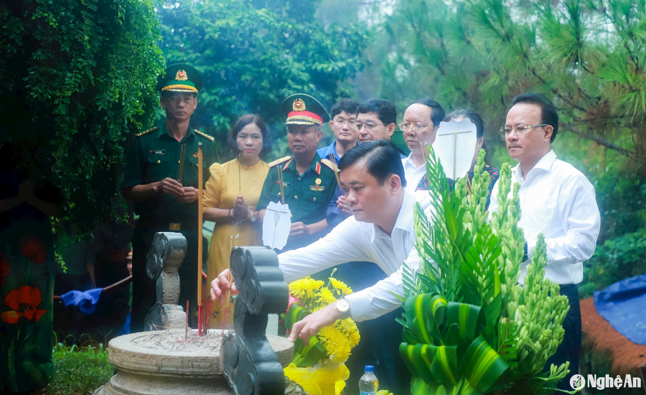 The delegates respectfully offered incense to commemorate General Vo Nguyen Giap. Photo: Thanh Duy