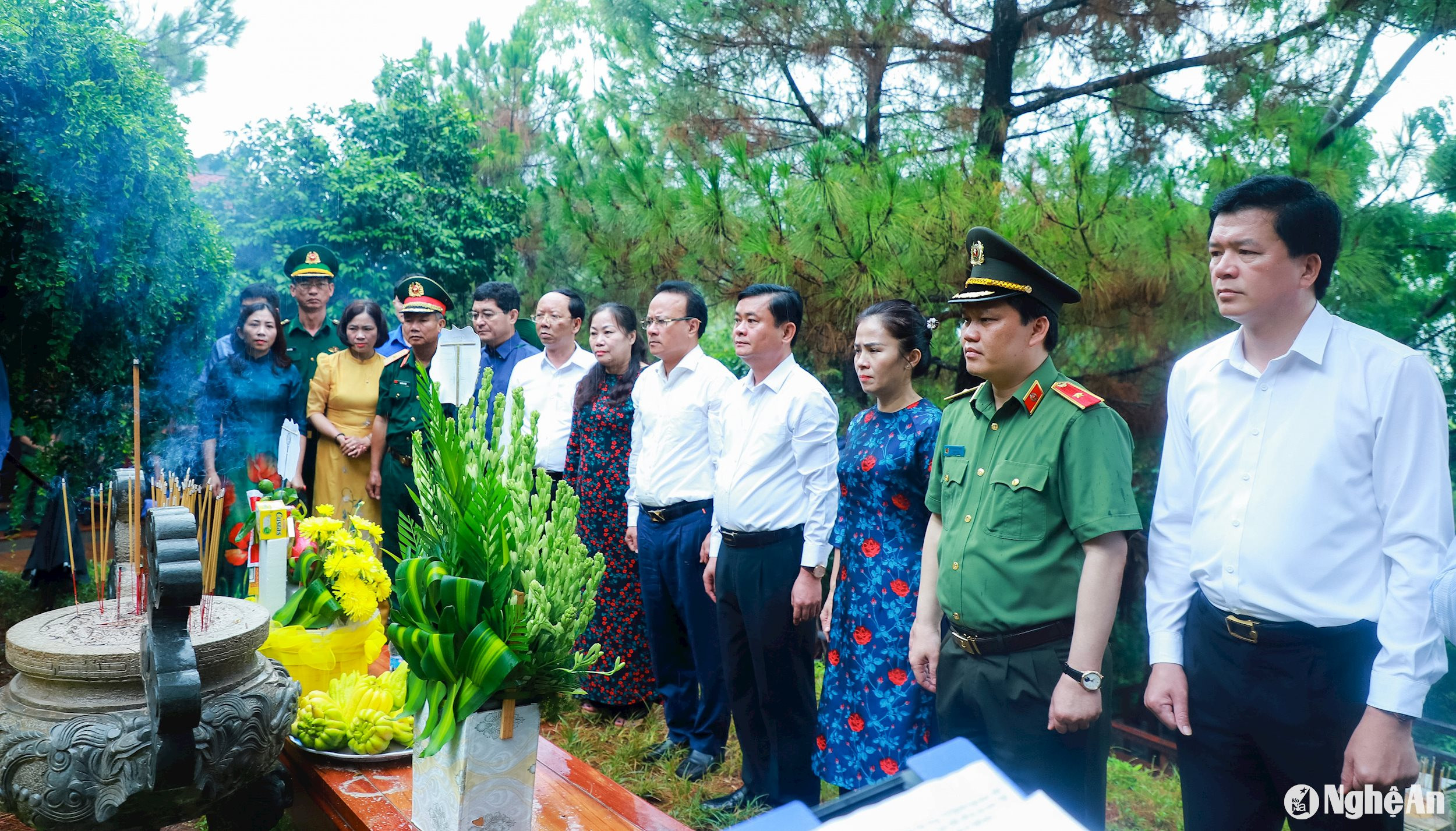 Đoàn đại biểu Tỉnh ủy, HĐND, UBND, Ủy ban Mặt trận Tổ quốc Việt Nam tỉnh Nghệ An đến dâng hoa, dâng hương viếng mộ Đại tướng Võ Nguyên Giáp. Ảnh: Thành Duy